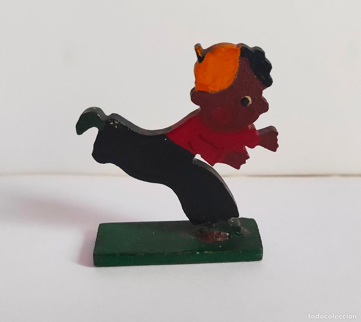 Figuras de acci&oacute;n: Figura de madera con base. 3,5 x 3,5 cms. A&ntilde;os 50.