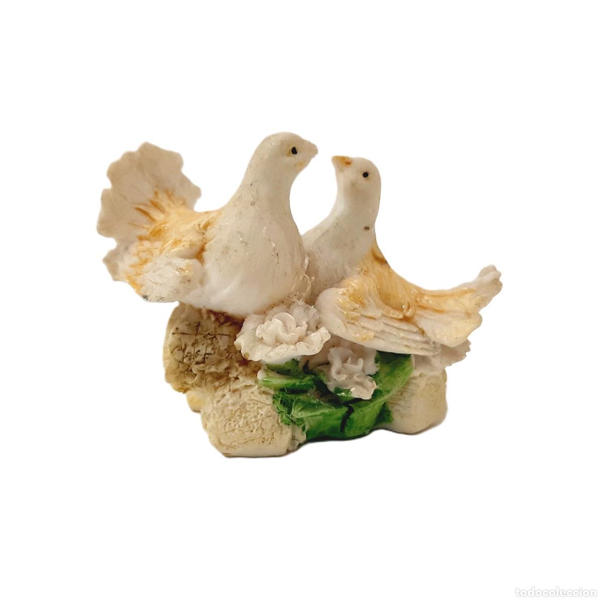 Figuras de acci&oacute;n: Peque&ntilde;a figura de alabastro, palomas(11.3)