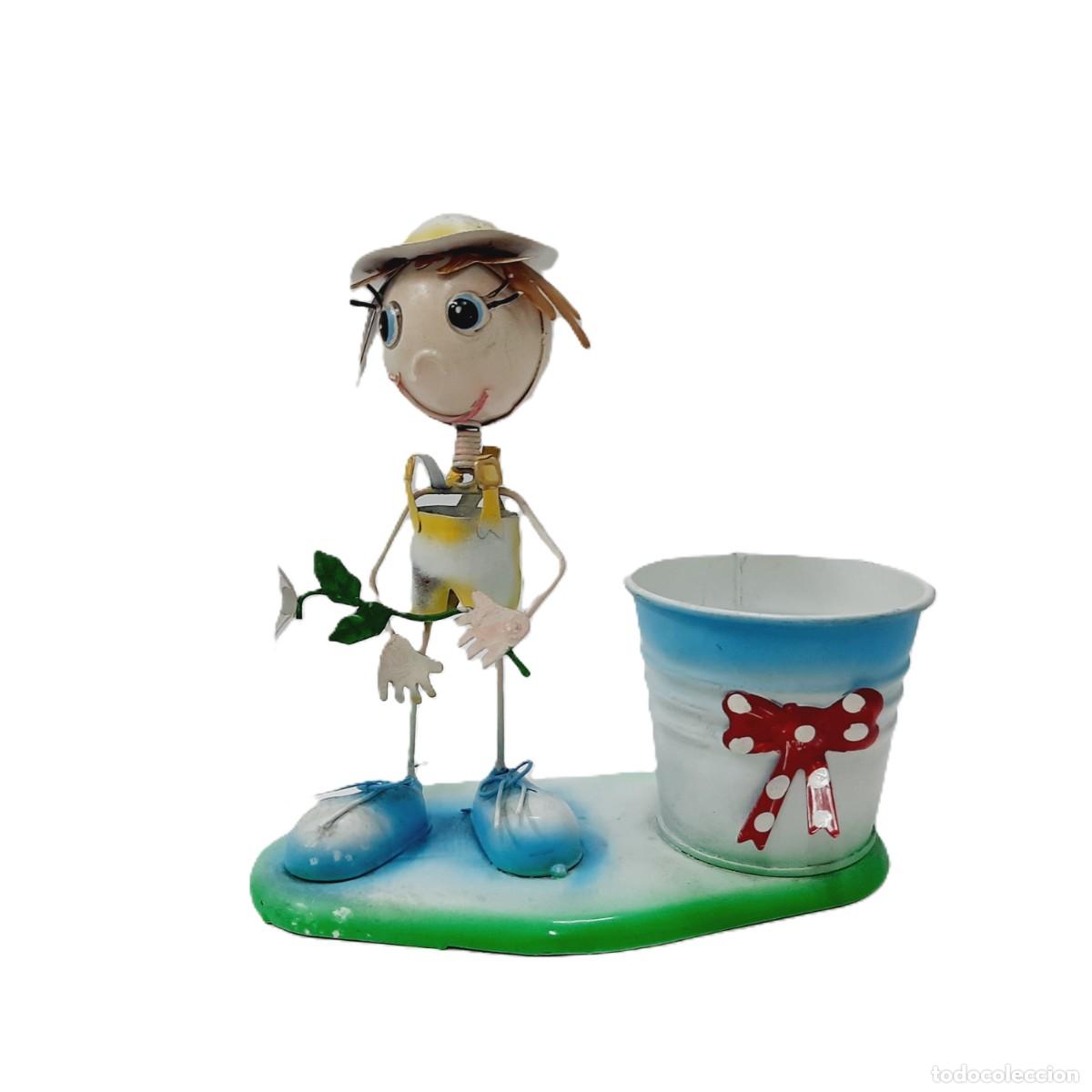 Action Figures: Figura de hojalata vintage - Ni&ntilde;o con cubo (14.1)