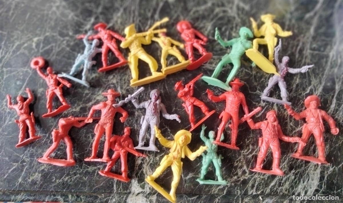 Figuras de acci&oacute;n: Veinte vaqueros e indios