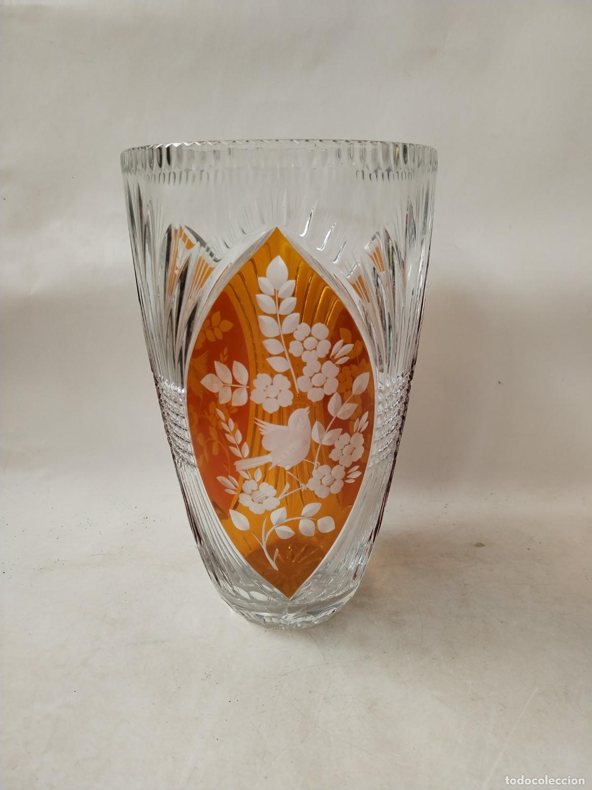 Figuras de a&ccedil;&atilde;o: antiguo jarron de cristal con pajaro