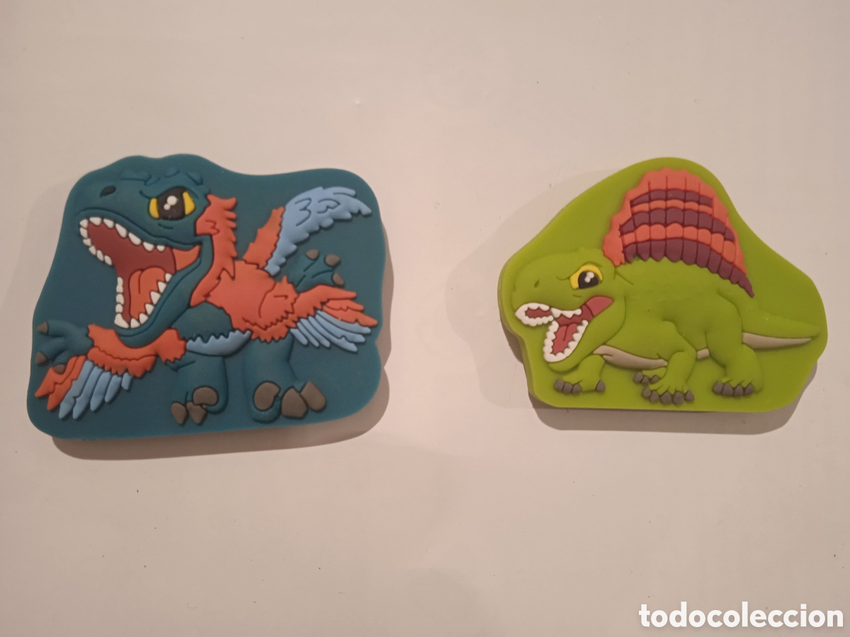 Figuras de acci&oacute;n: 2 DINOSAURIOS PLASTICO GOMA RELIEVE - Foto 1