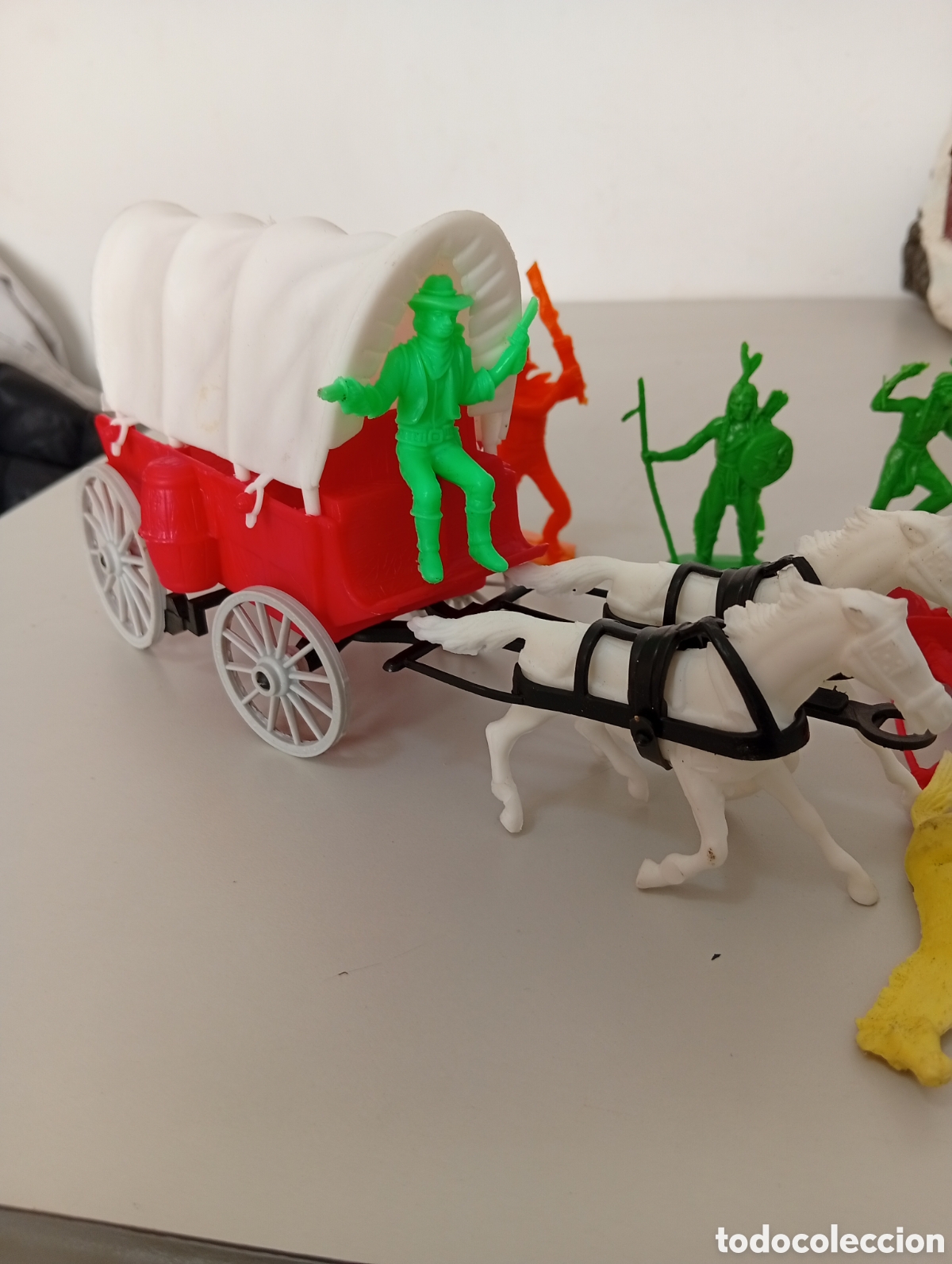 Figuras de acci&oacute;n: Lote de vaqueros y indios pl&aacute;stico con diligencia y su bl&iacute;ster - Foto 2