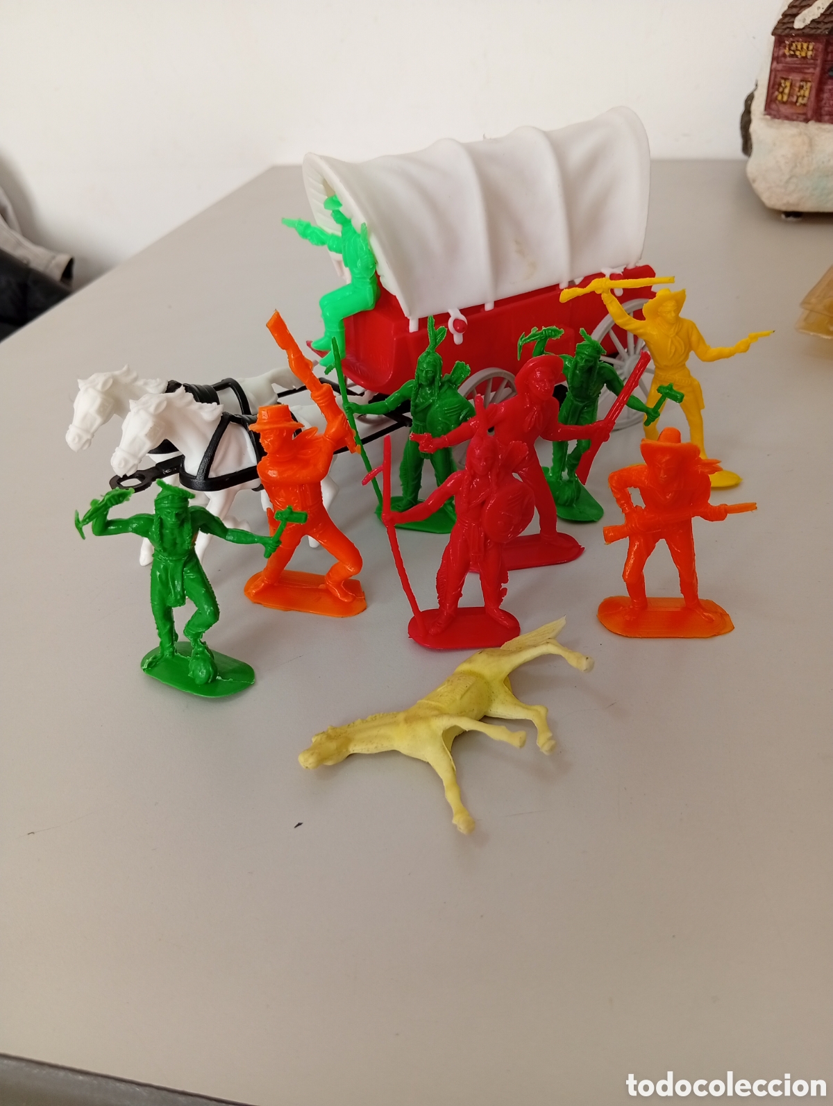 Figuras de acci&oacute;n: Lote de vaqueros y indios pl&aacute;stico con diligencia y su bl&iacute;ster - Foto 3