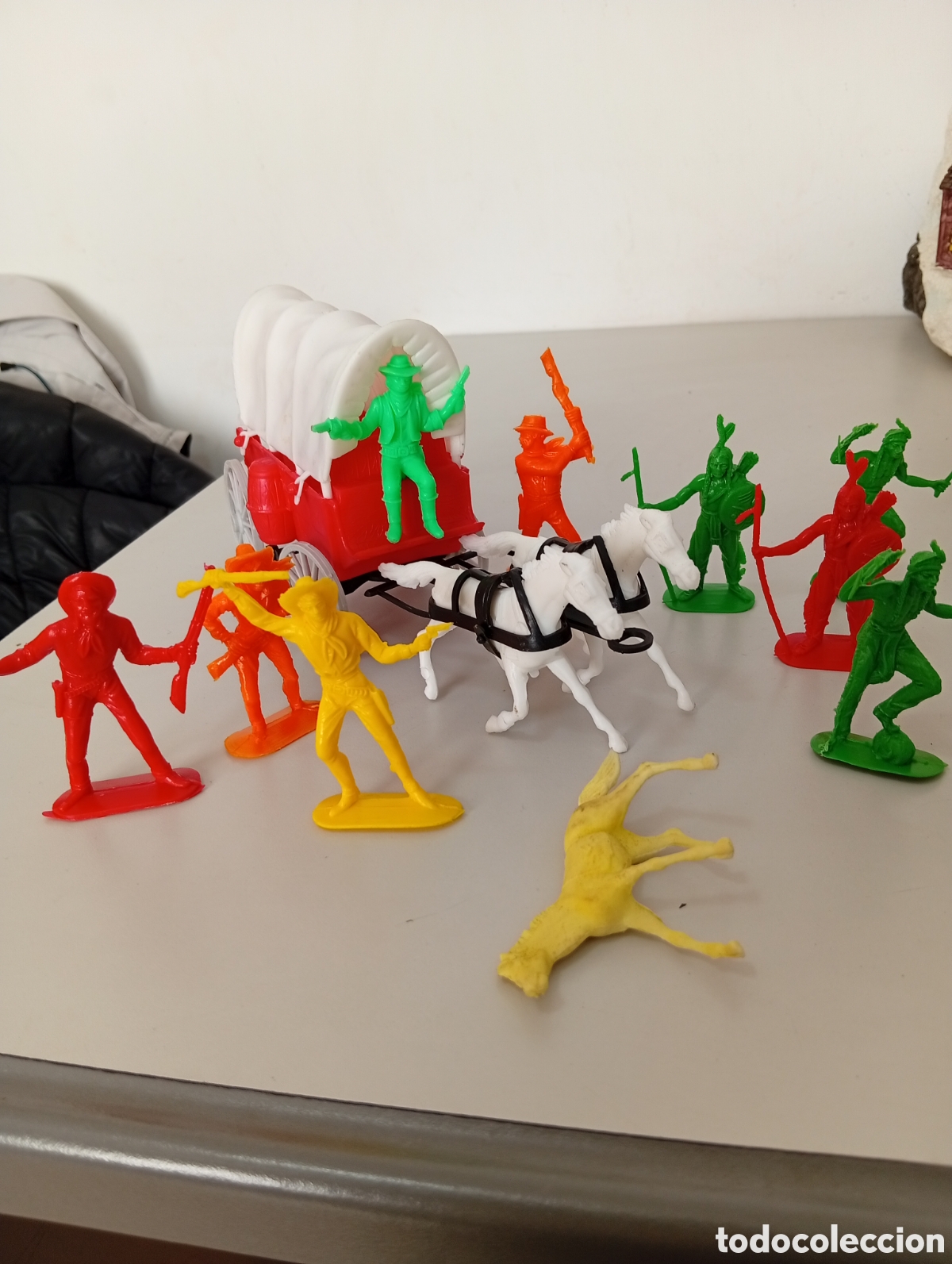 Figuras de acci&oacute;n: Lote de vaqueros y indios pl&aacute;stico con diligencia y su bl&iacute;ster - Foto 1