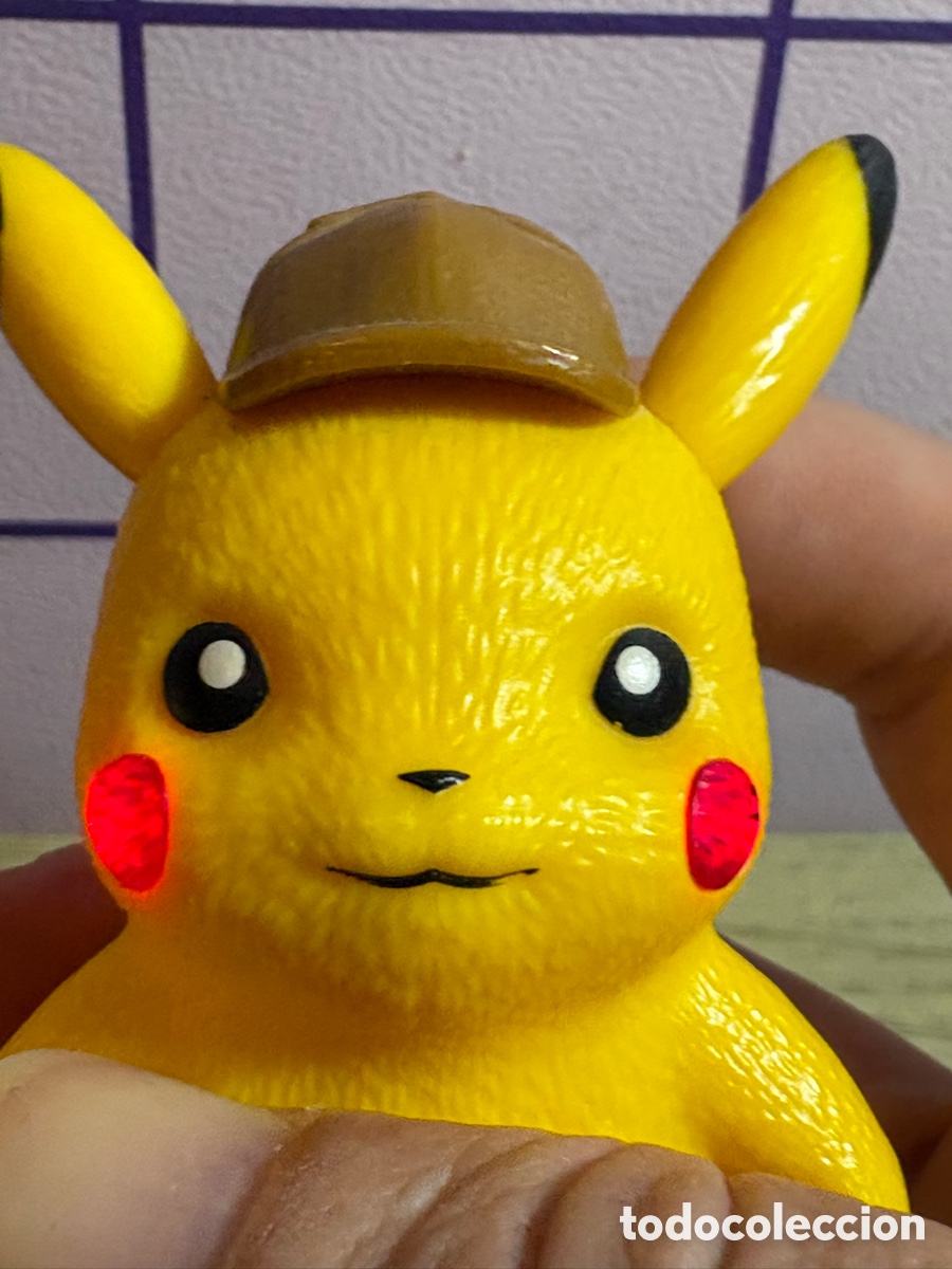 Figuras de acci&oacute;n: Pikachu Detective BURGER KING | &iexcl;Mejillas con LUZ! | Pok&eacute;mon