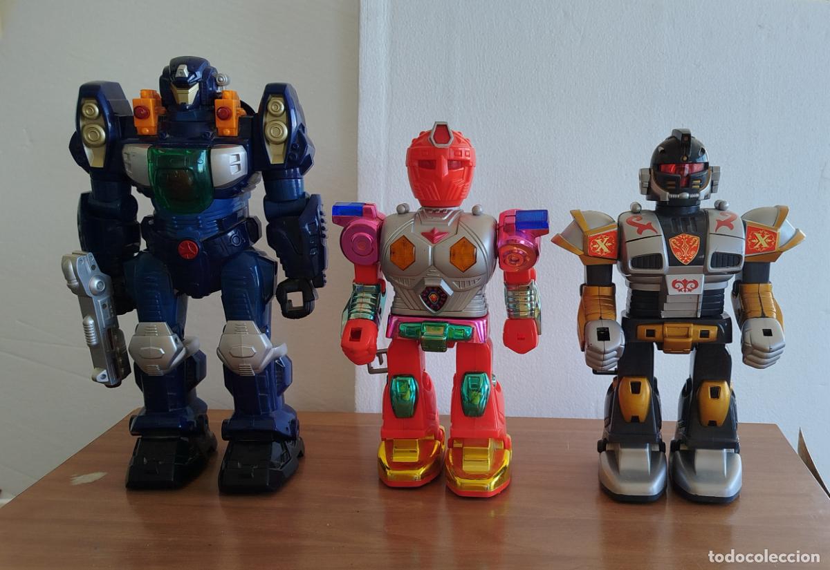 Figuras de acci&oacute;n: LOTE 3 ROBOT A&Ntilde;OS 90 Y 2008 - 27 CM Y 31CM - LUZ , SONIDO , MOVIMIENTO - FUNCIONA.