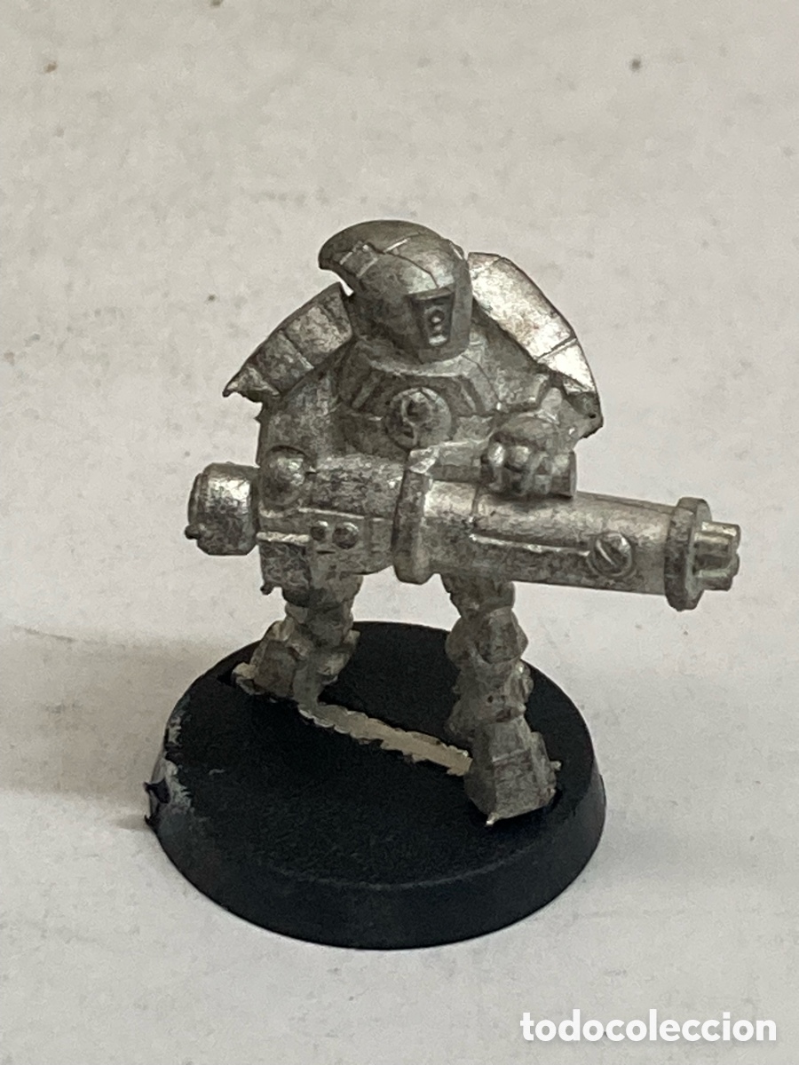 Figuras de acci&oacute;n: figura es una miniatura de metal antigua del juego de mesa Warhammer 40,000