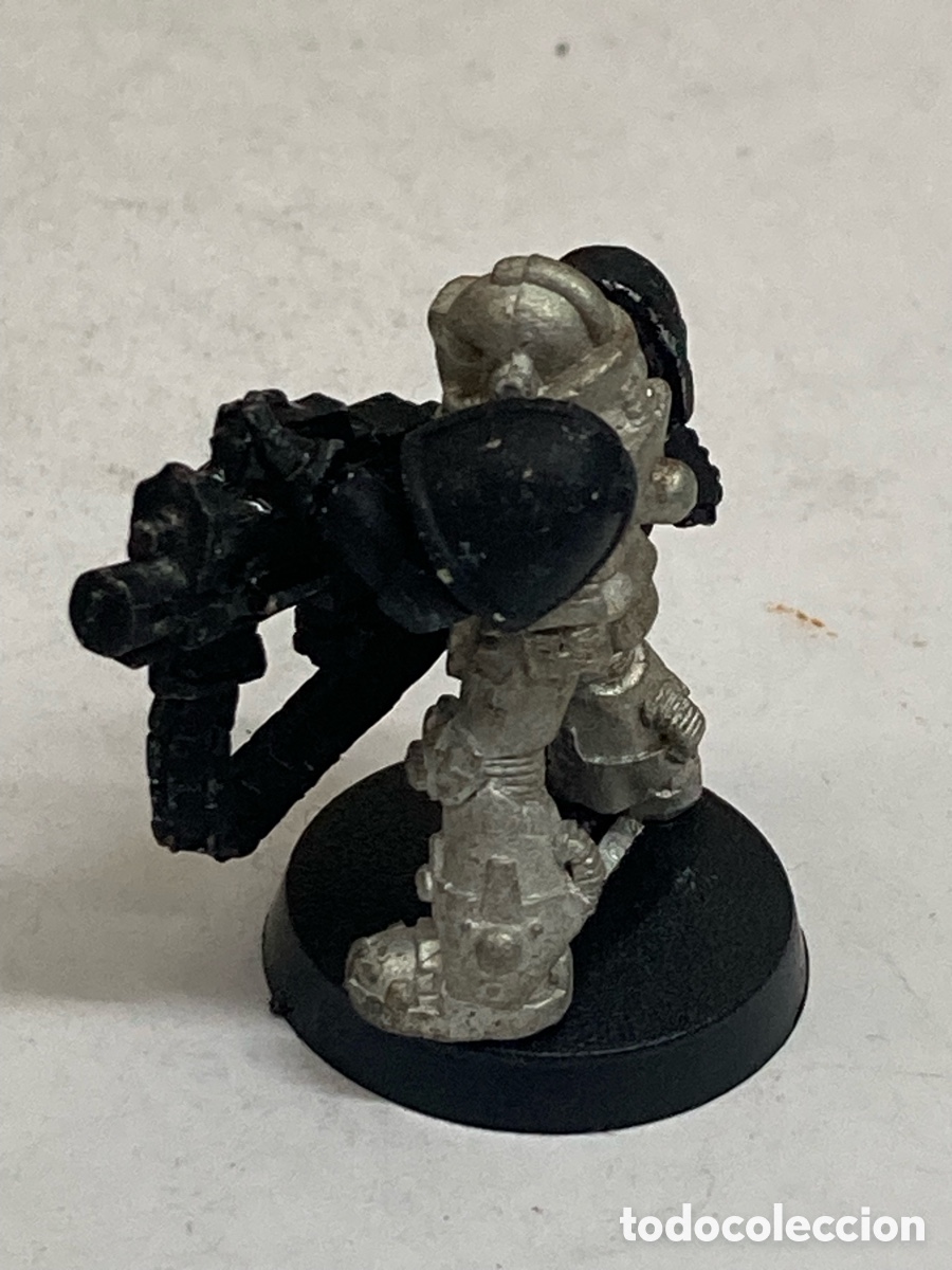 Figuras de acci&oacute;n: miniatura de metal sin pintar de un Marine Warhammer