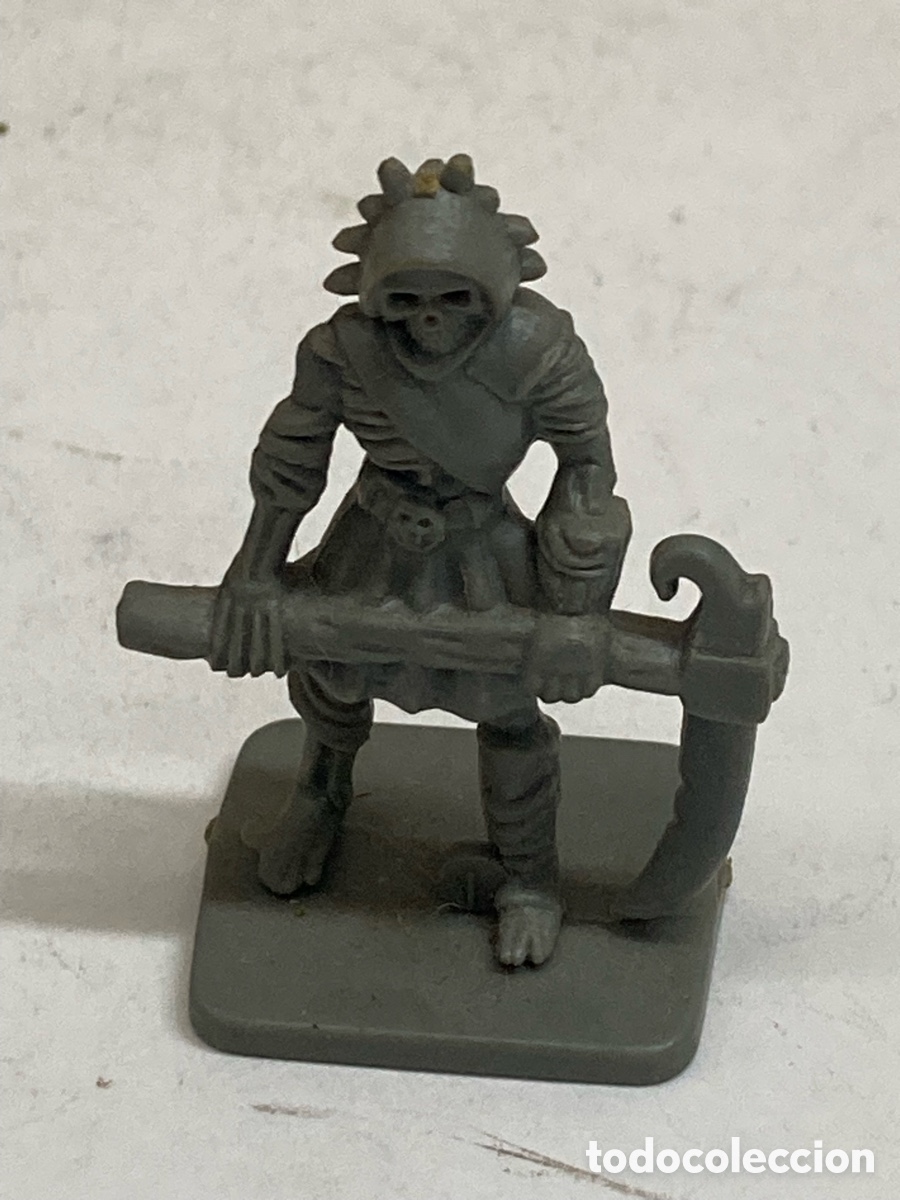 Figuras de acci&oacute;n: figura es una miniatura de un esqueleto del juego de mesa Dragon Strike