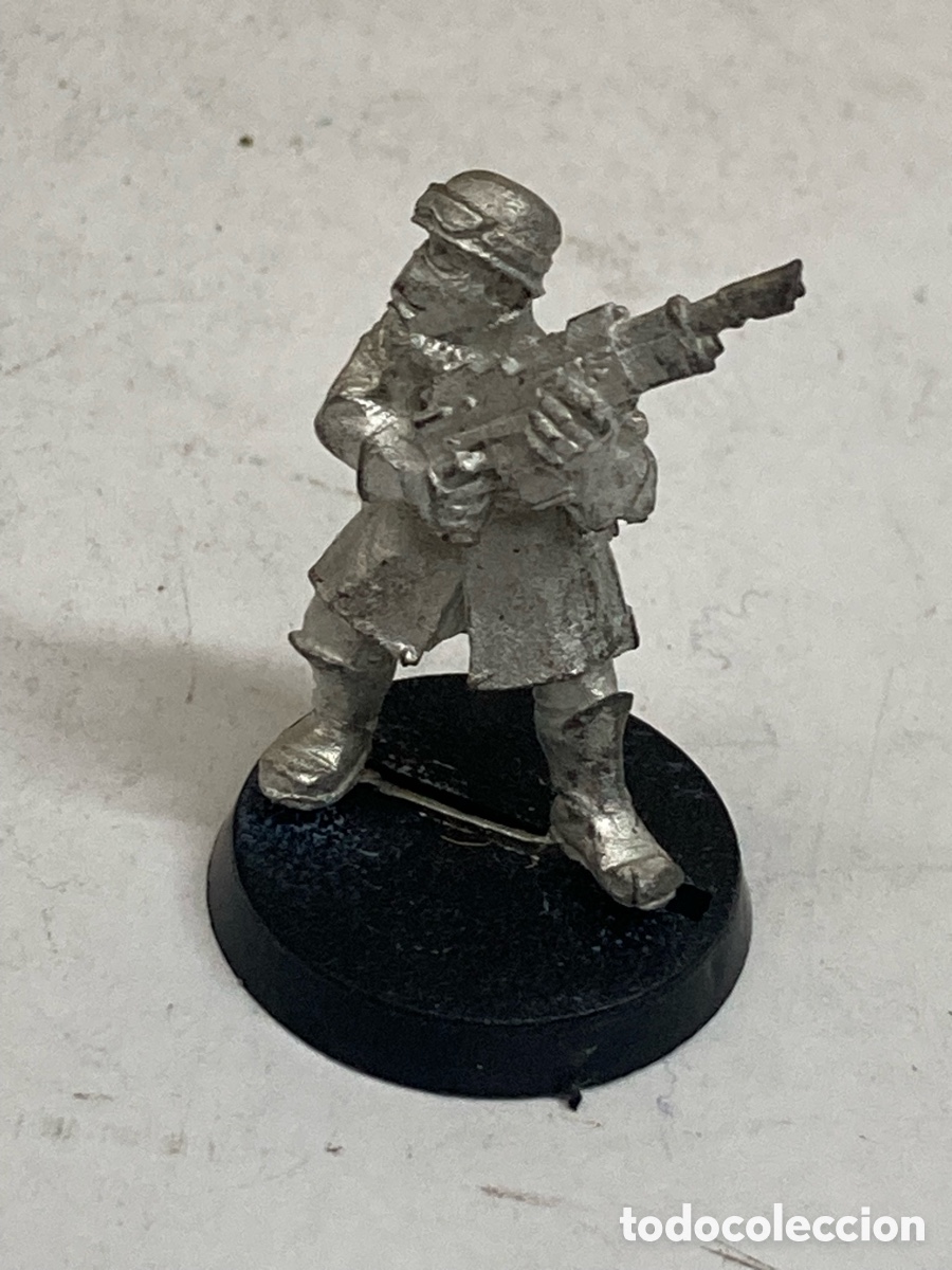 Figuras de acci&oacute;n: Soldado de la Legi&oacute;n de Metal y Acero Cl&aacute;sico de la Guardia Imperial - Warhammer