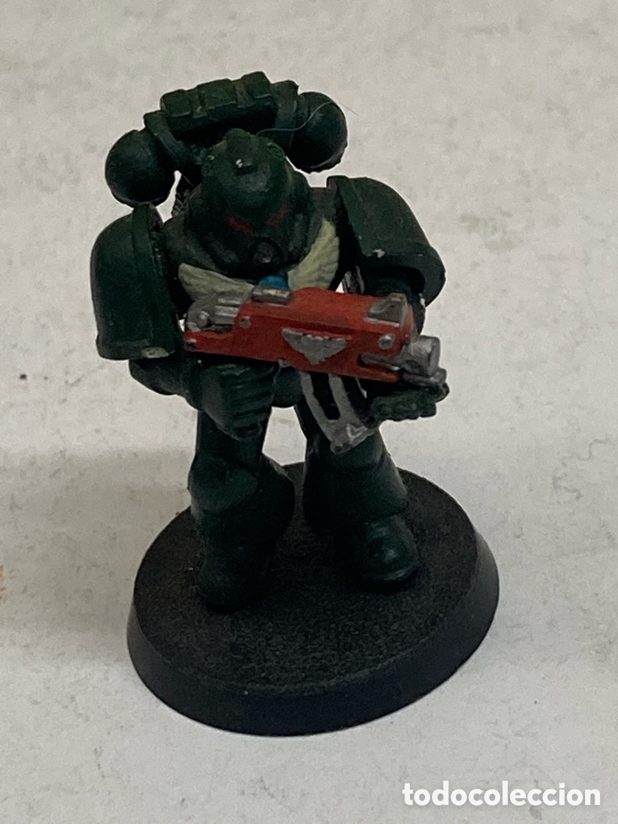 Figuras de acci&oacute;n: miniatura de un Marine Espacial de los &Aacute;ngeles Oscuros del universo Warhammer 40,000
