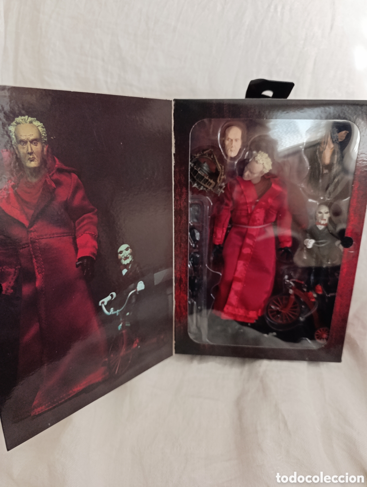 Figuras de acci&oacute;n: Saw,Ultimate Jigsaw Killer (Red Robe) ,fabricada por NECA
