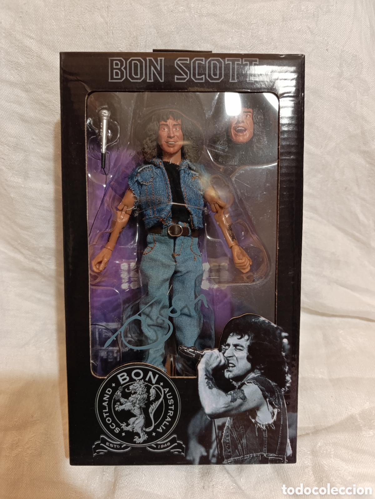 Figuras de acci&oacute;n: Figura del cantante Bon Scott de AC/DC, basada en el video musical &rdquo;Highway to Hell&rdquo; de Neca