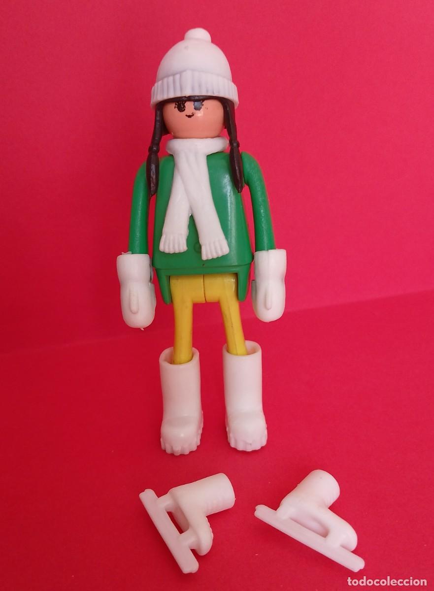 Figuras de acci&oacute;n: Play big (Playbig), Play Kit o Cefa Boys. Conjunto Juegos de invierno. Patinadora verde
