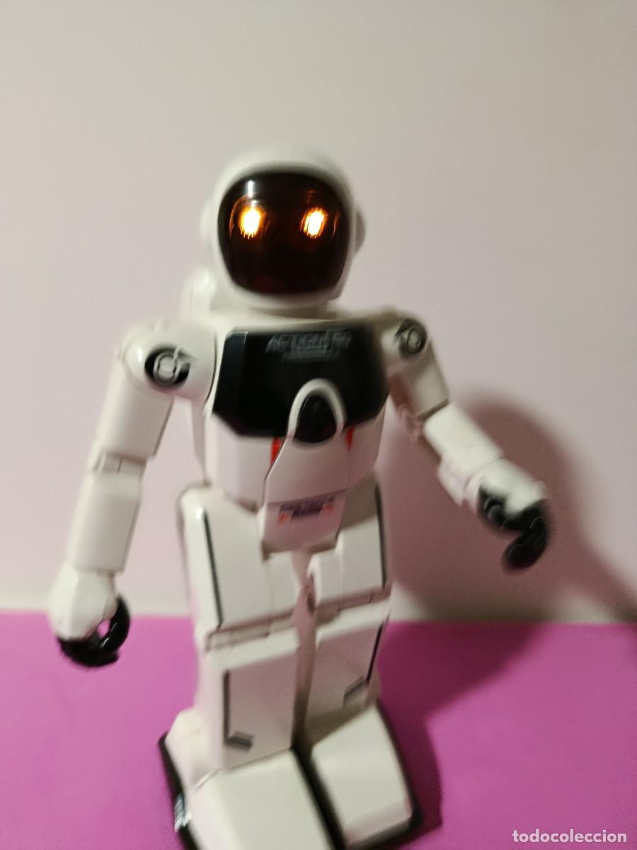 Figuras de acci&oacute;n: ROBOT ACTION GO. MOVIMIENTO, SONIDO, LUZ