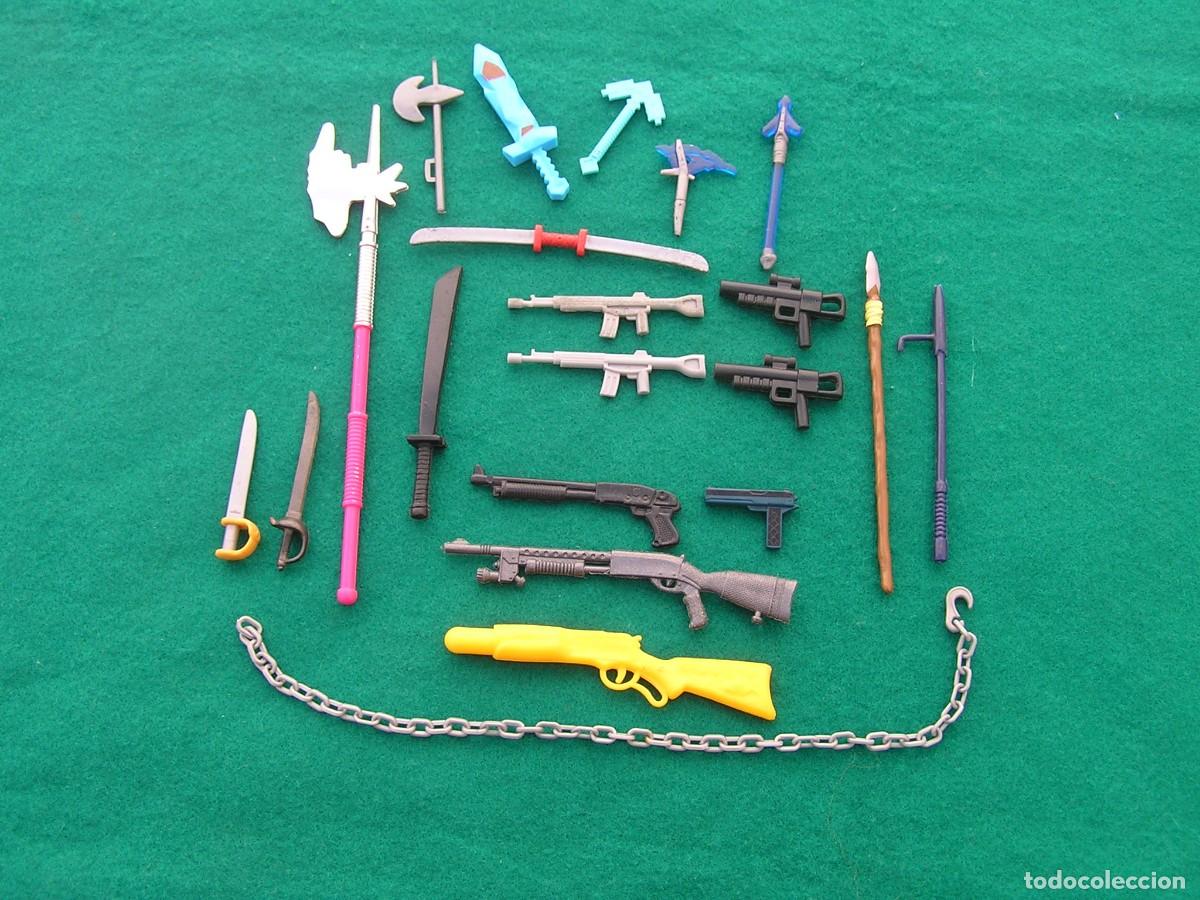 Figuras de acci&oacute;n: Lote de 21 armas y art&iacute;culos para figuras de acci&oacute;n. Diversos tipos, modelos y tama&ntilde;os