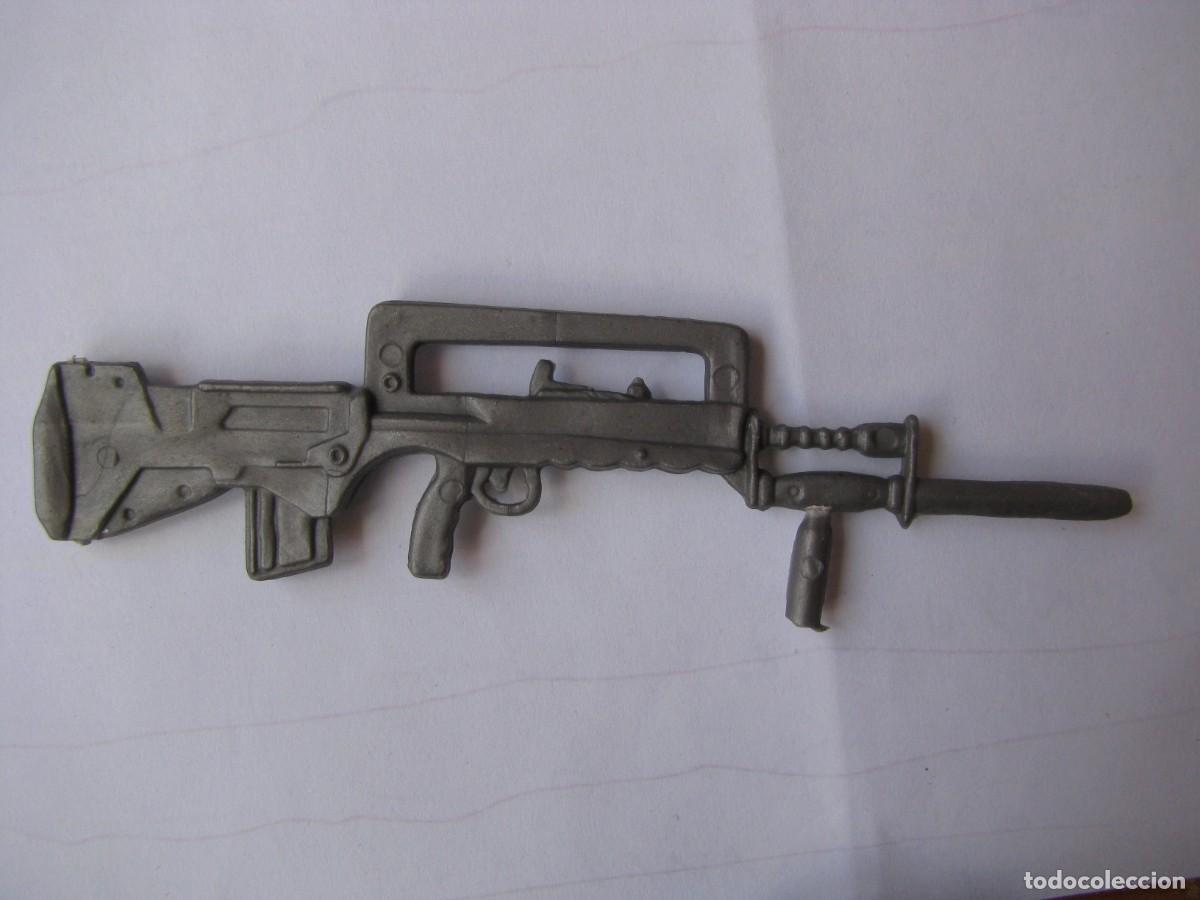 Figuras de acci&oacute;n: FIGURA DE PVC. FUSIL DE ASALTO FAMAS. 9,5 CM