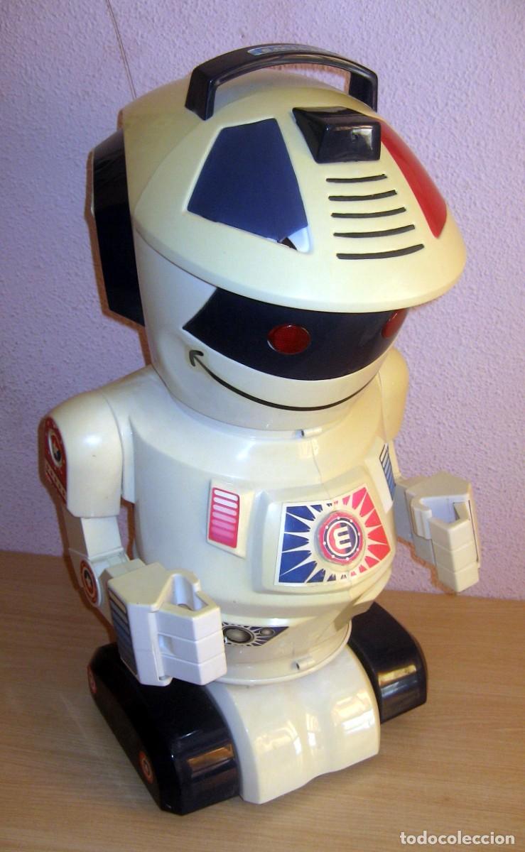 Figuras de acci&oacute;n: EMILIO ROBOT BIZAK GRAN TAMA&Ntilde;O FUNCIONANDO CON MANDO A DISTANCIA
