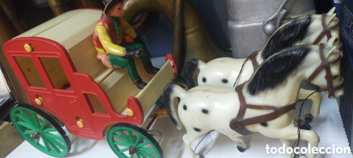 Actionfiguren: Antigua diligencia de juguete con caballos