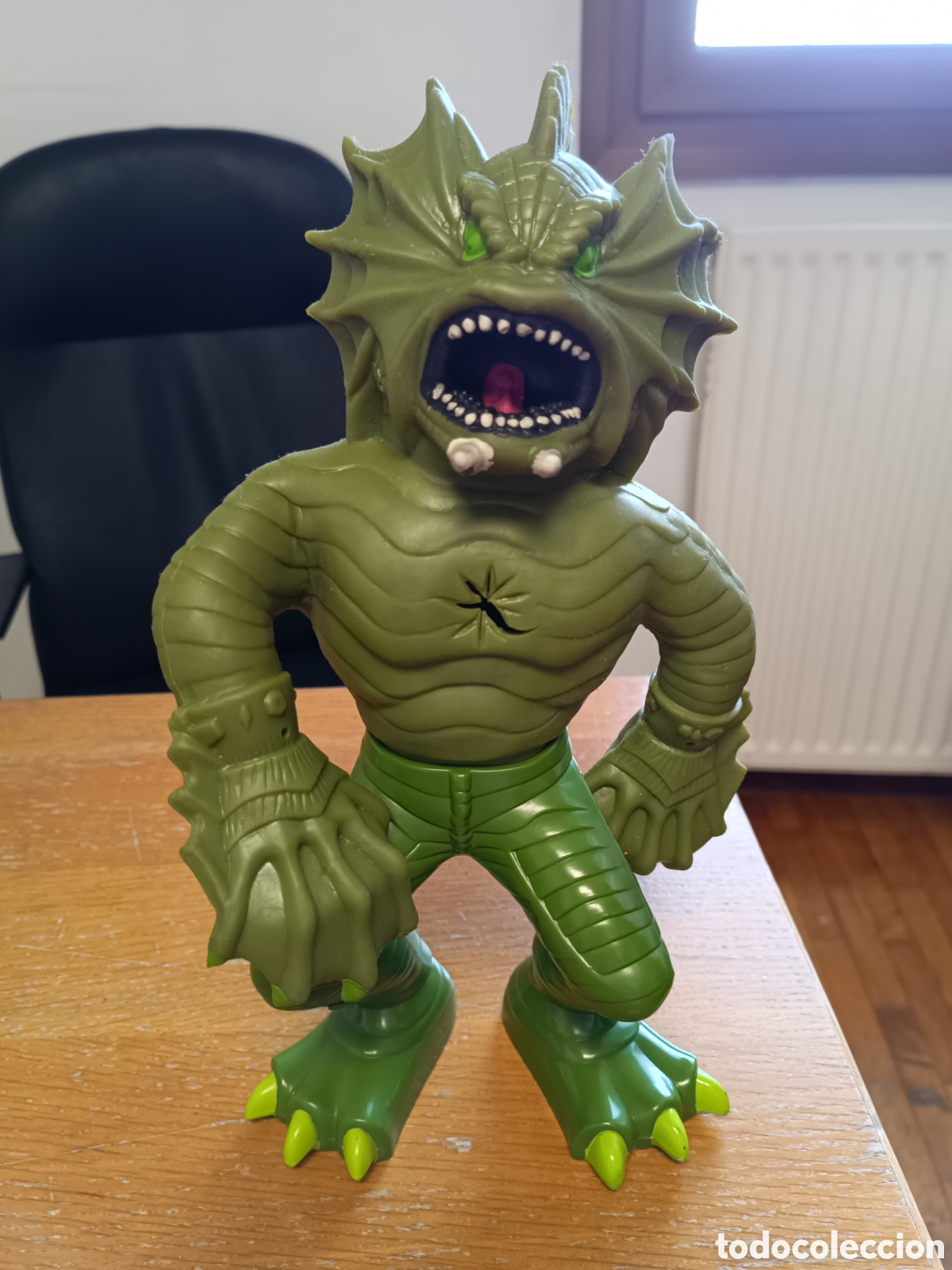 Figuras de acci&oacute;n: Figura el&aacute;stica Swamp Thing o Cosa del Pantano Manley Toy Quest