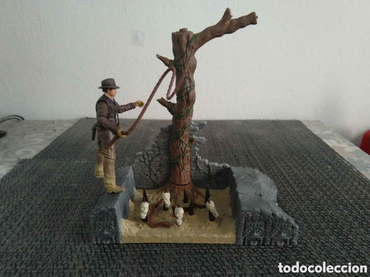 Figuras de acci&oacute;n: FIGURA ACCION INDIANA JONES DIORAMA CON LATIGO Y CALAVERAS RAIDERS OF THE LOST ARK TEMPLE OF DOOM