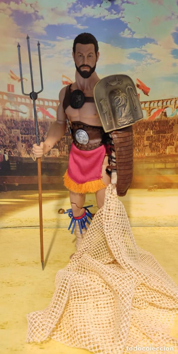 Figuras de acci&oacute;n: Gladiador 1/6 Retiario Kaustic + fondo