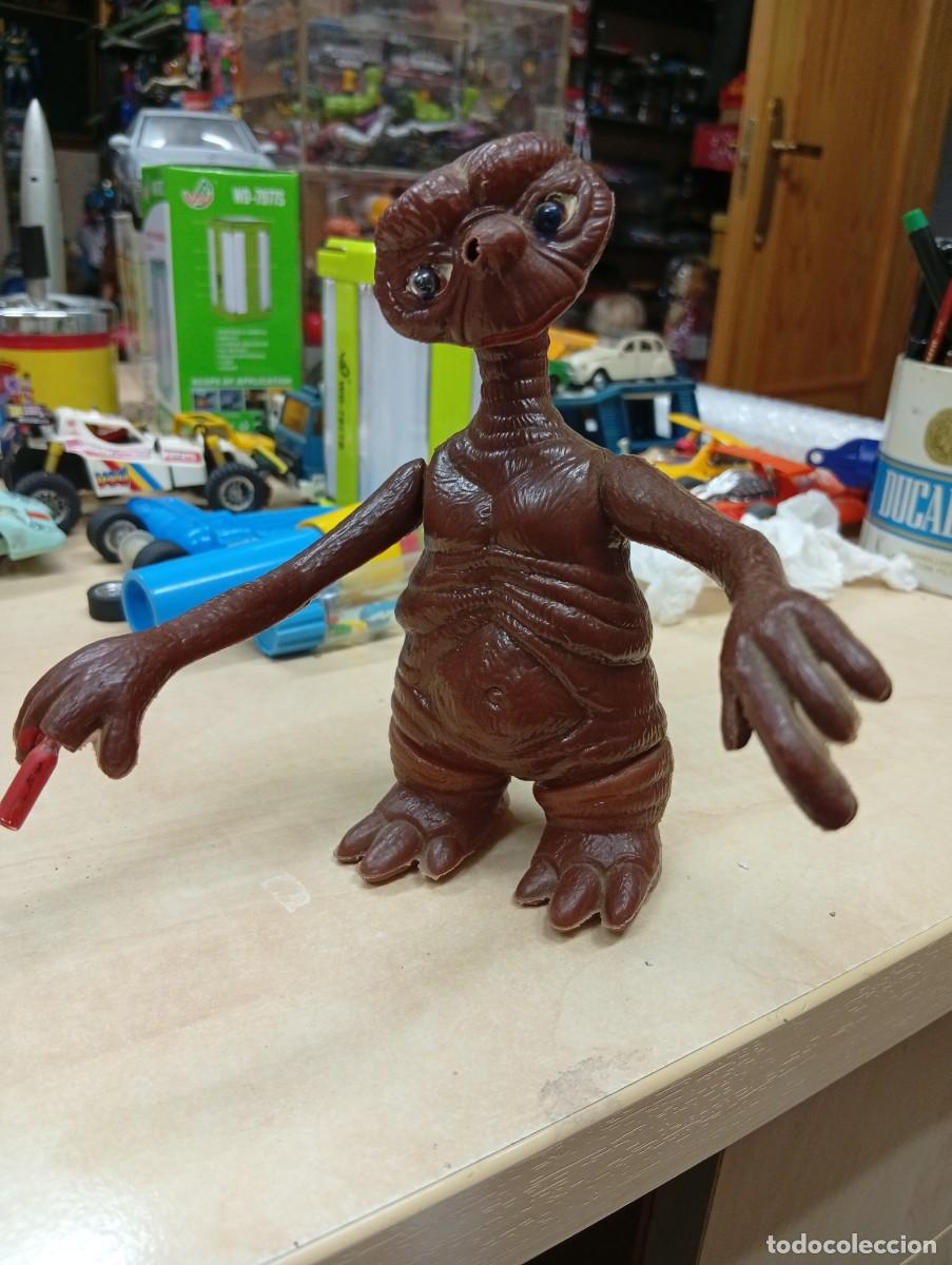 Figuras de acci&oacute;n: Mu&ntilde;eco de pl&aacute;stico E T. El Extraterrestre. Bootleg a&ntilde;os 80.