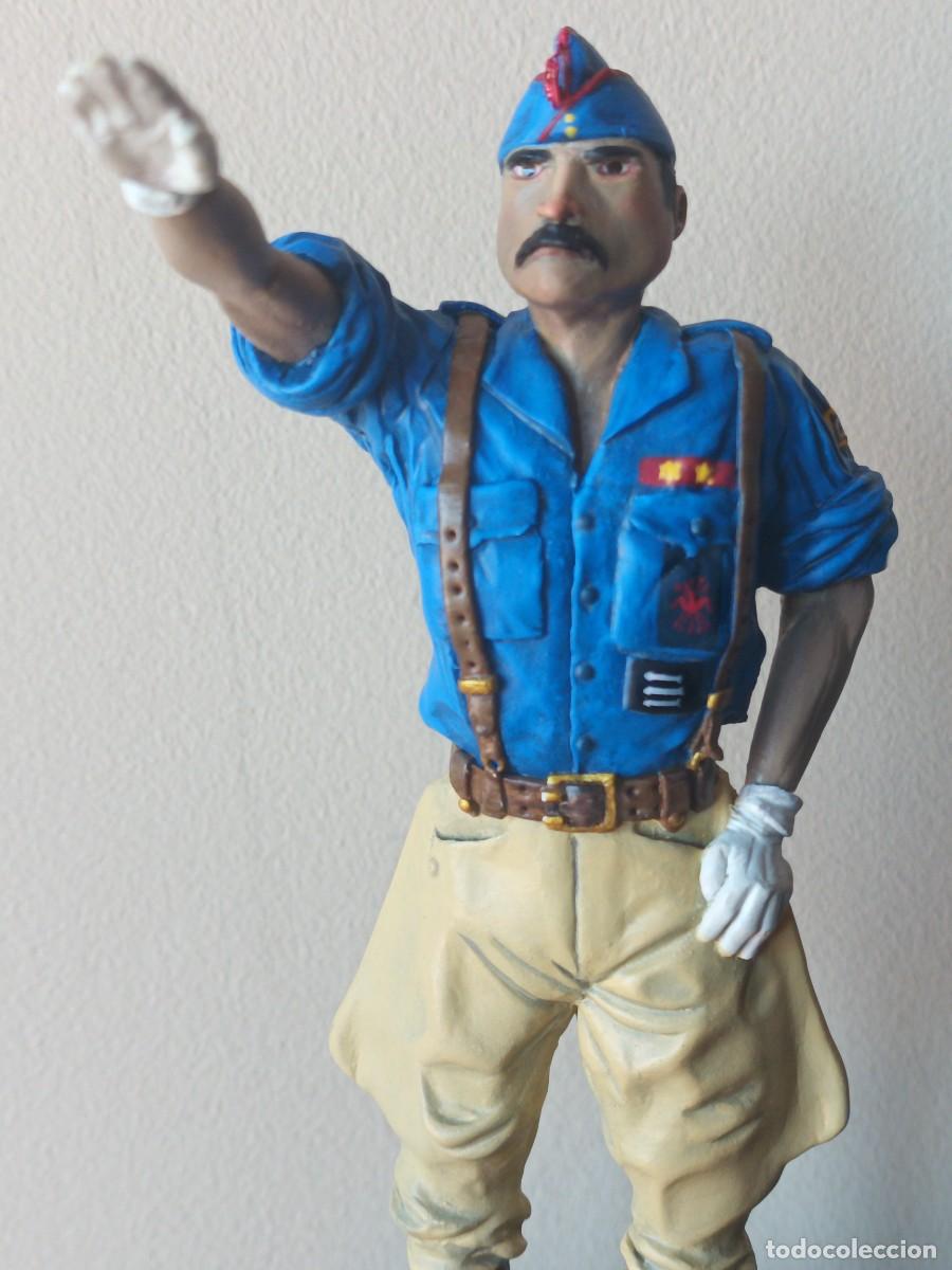 Figuras de acci&oacute;n: FALANGE ESPA&Ntilde;OLA. TENIENTE JEFE DE CENTURIA 73 DIVISI&Oacute;N, UNIFORME DE PARADA. HECHO A MANO. &Uacute;NICO