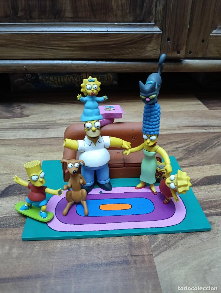 Figuras de acci&oacute;n: Escena familia The Simpsons en sof&aacute; McFarlane