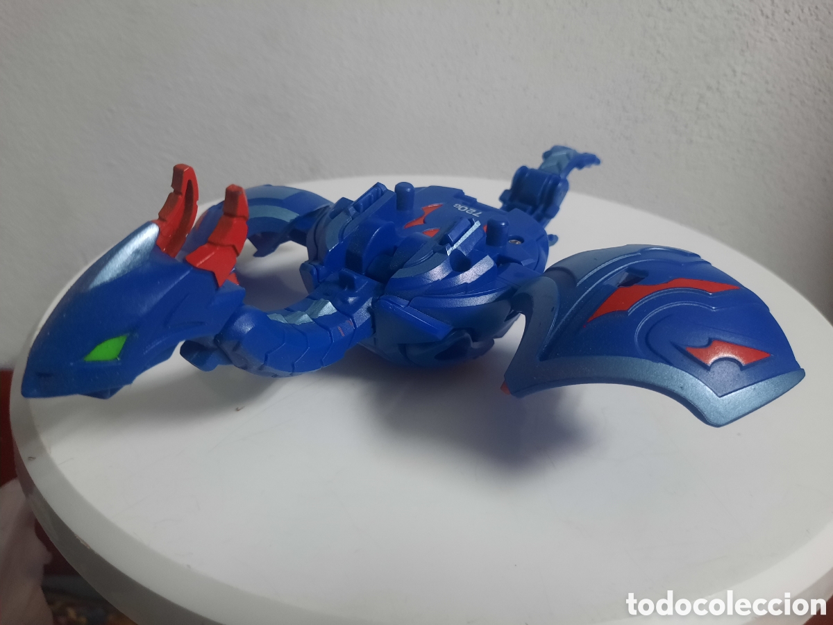 Figuras de acci&oacute;n: Bakugan Blue Aquos Lumagrowl de la serie Gundalian Invaders, producido por Spin Master y Sega Toys.