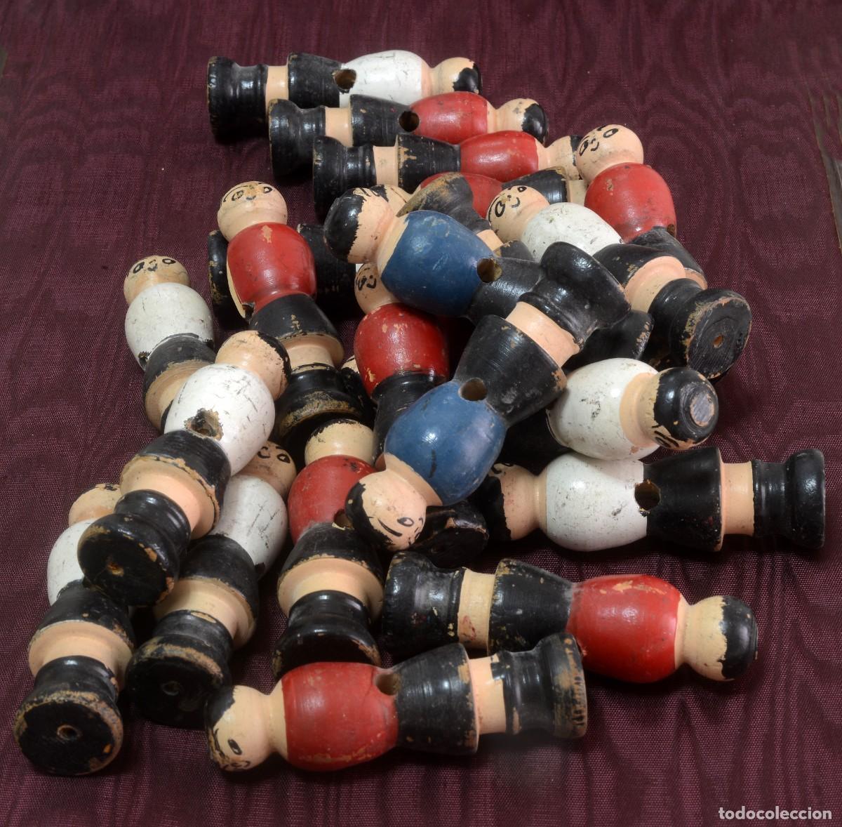 Figuras de acci&oacute;n: LOTE DE ANTIGUOS jugadores de futbol&iacute;n de madera torneados y pintados a mano