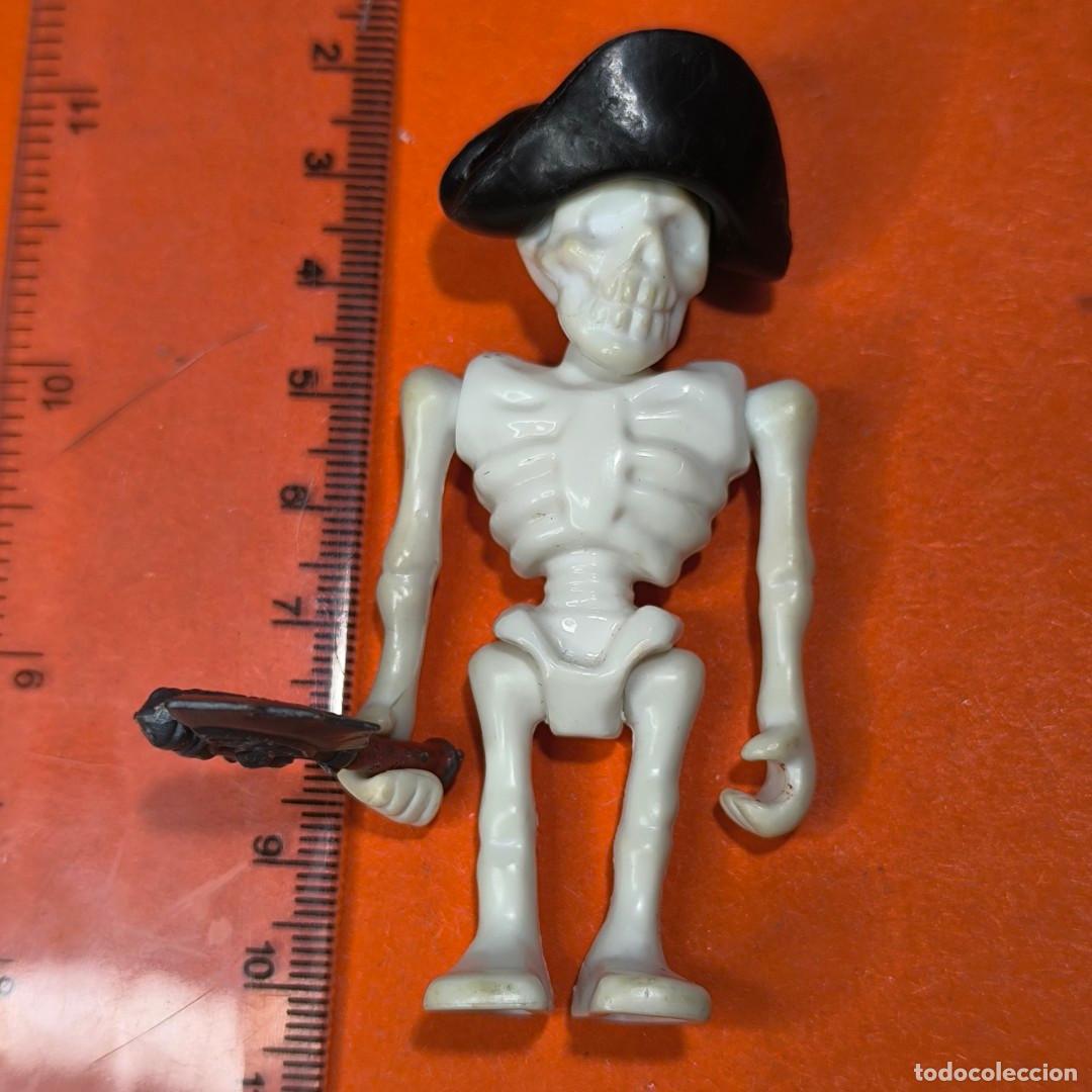 Figuras de acci&oacute;n: 001697JUG-Esqueleto blanco con sombrero negro