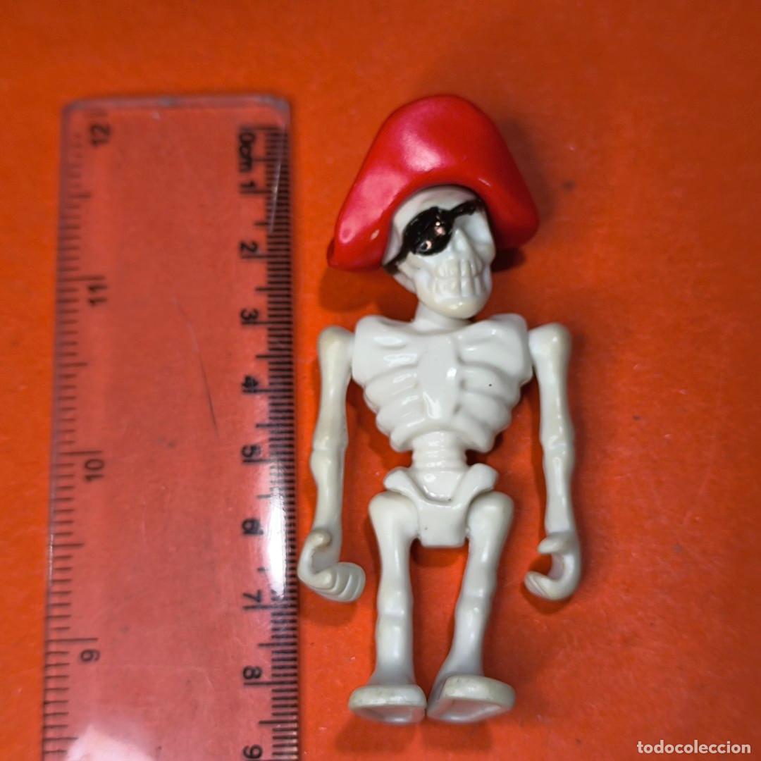 Figuras de acci&oacute;n: 001698JUG-Esqueleto con parche, sobreror rojo y hacha