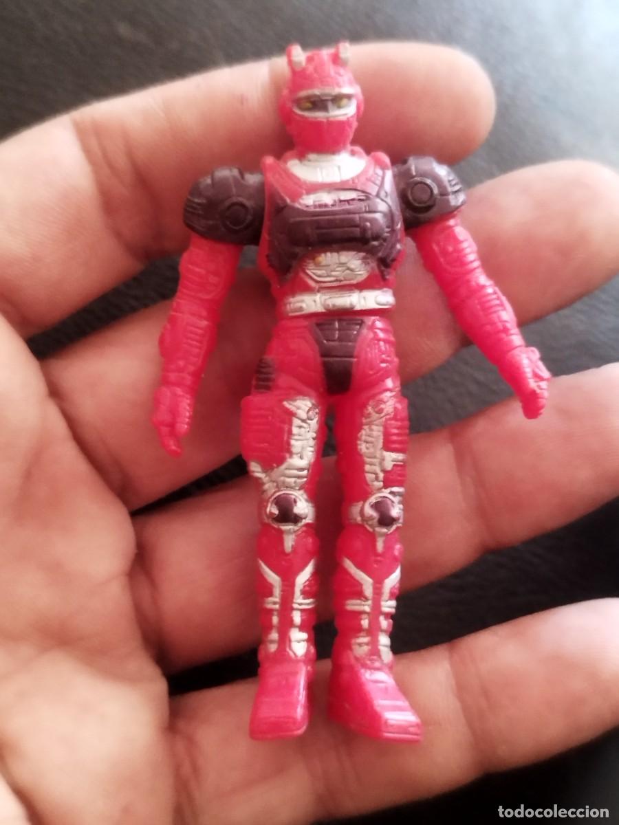 Figuras de acci&oacute;n: figura de acci&oacute;n es el Red Striker de la serie Beetleborgs, fabricada por Bandai a&ntilde;os 90.