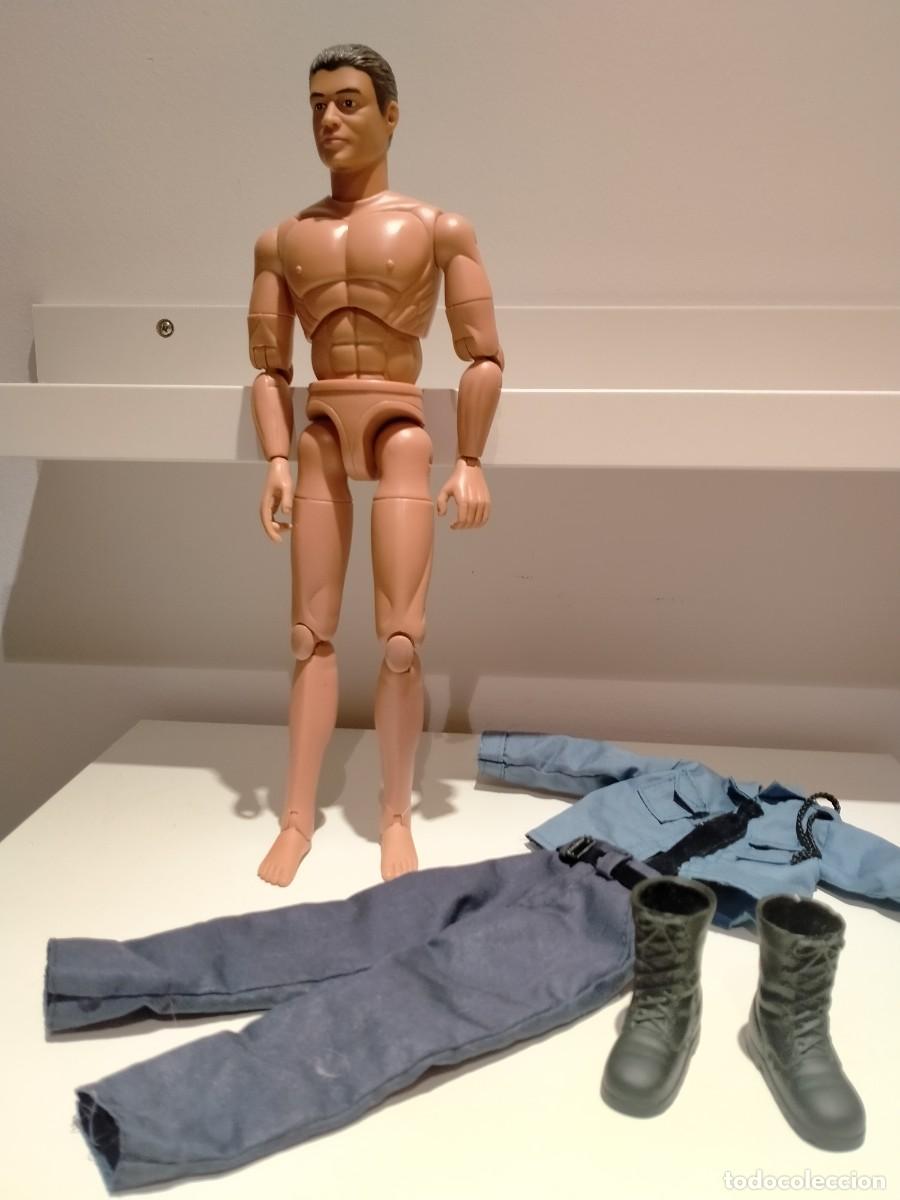 Actionfiguren: Mu&ntilde;eco articulado tipo Geyperman o Actionman con defecto