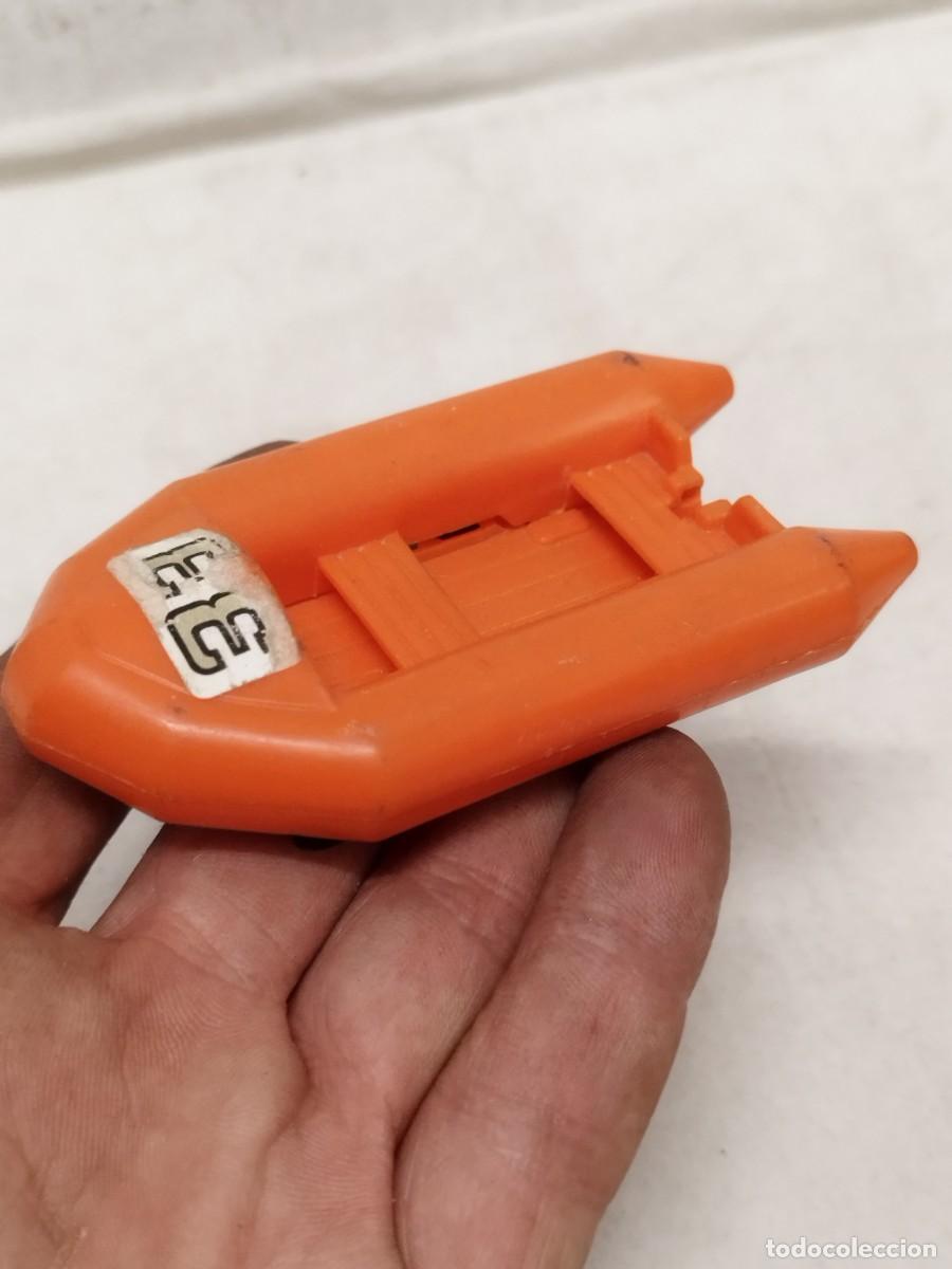 Figuras de acci&oacute;n: Antiguo juguete de una barca, tipo zodiac. De guisval color naranja.