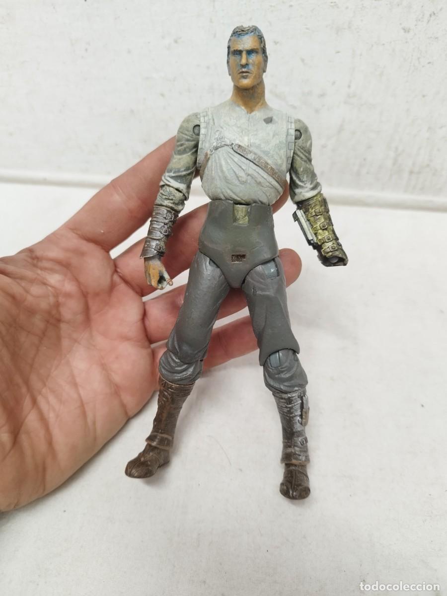 Figuras de acci&oacute;n: Figura de acci&oacute;n a identificar. Le falta una mano.