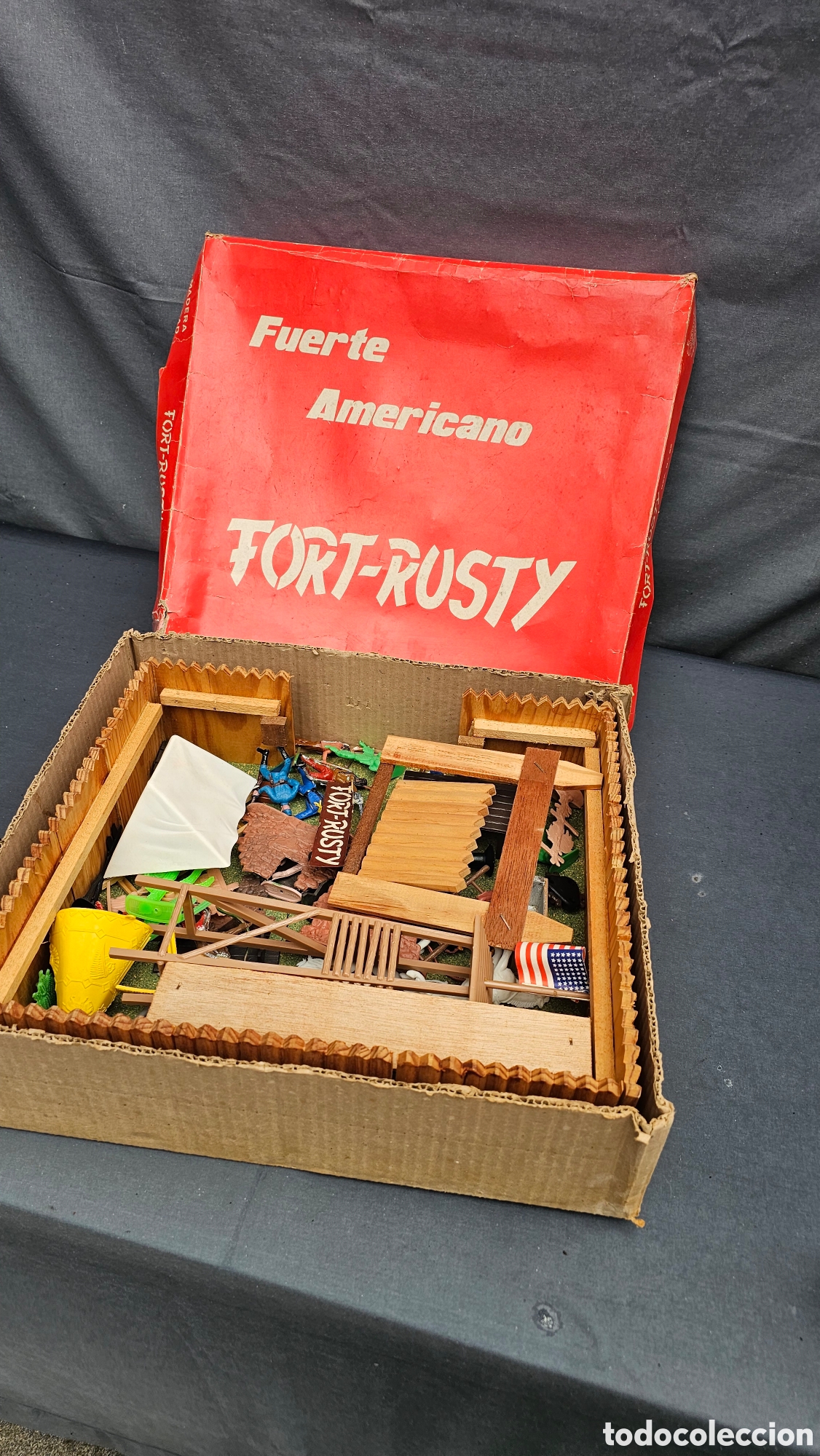 Figuras de acci&oacute;n: Fuerte Americano Fort-Rusty&rdquo; hecho de madera con figuras de pl&aacute;stico