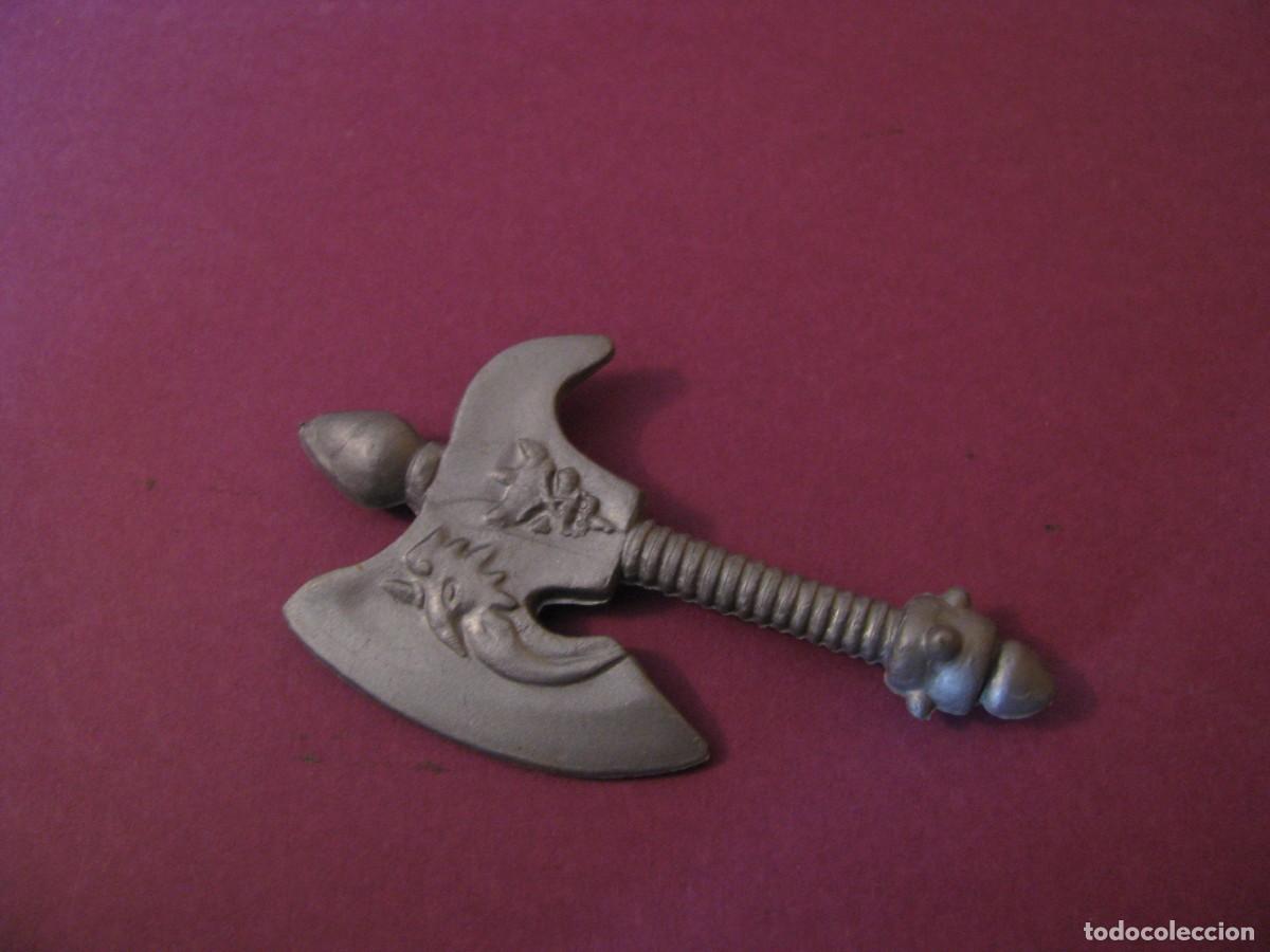 Figuras de acci&oacute;n: PIEZA, HACHA DE ALGUN PERSONAJE DE ACCION 6 CM