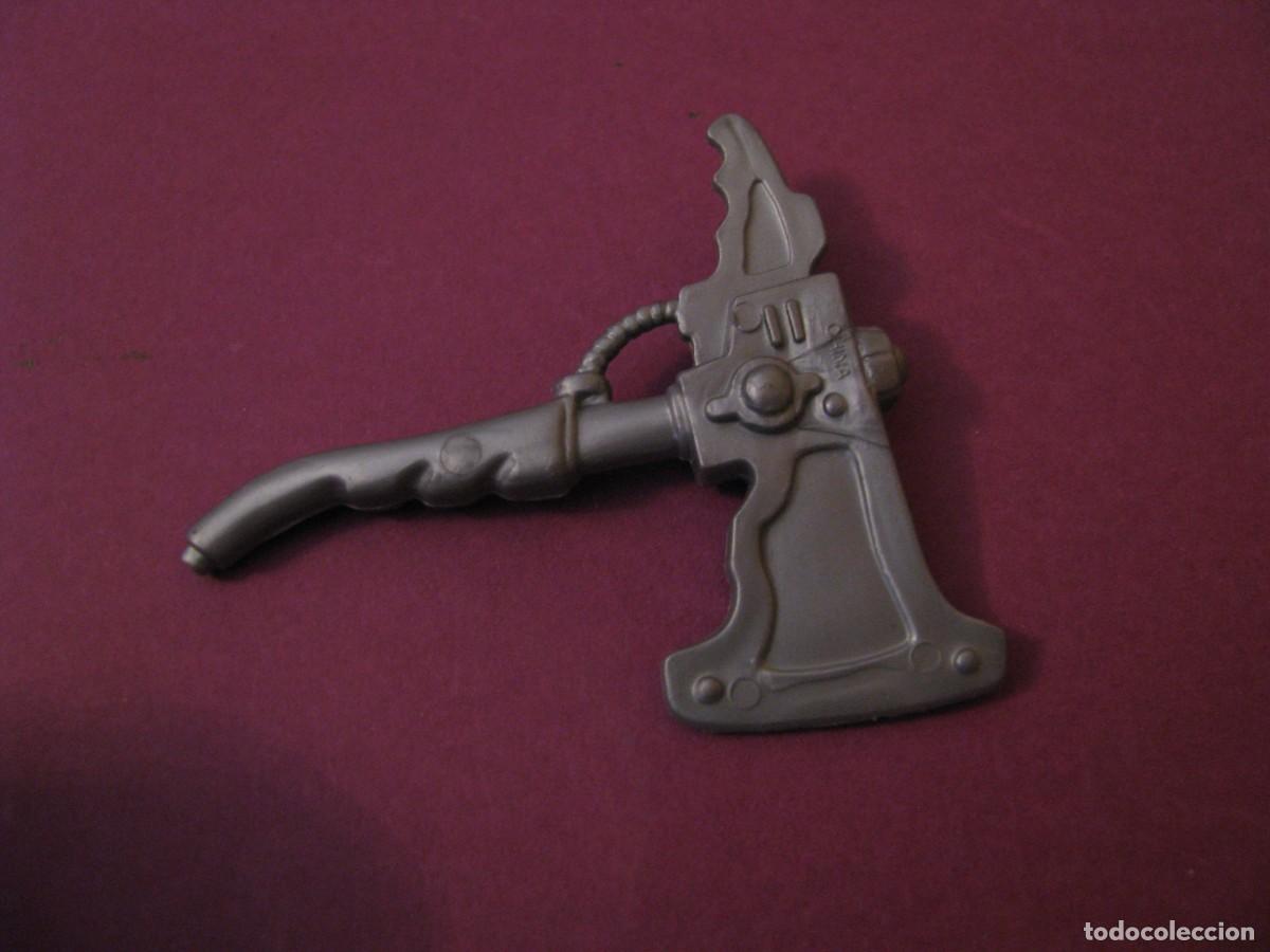 Figuras de acci&oacute;n: PIEZA, HACHA DE ALGUN PERSONAJE DE ACCION 5,5X4,5 CM