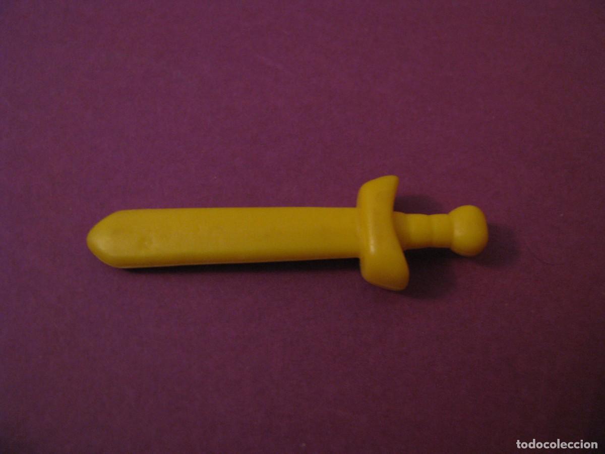 Figuras de acci&oacute;n: PIEZA, ESPADA, ARMA DE ALGUN PERSONAJE DE ACCION.