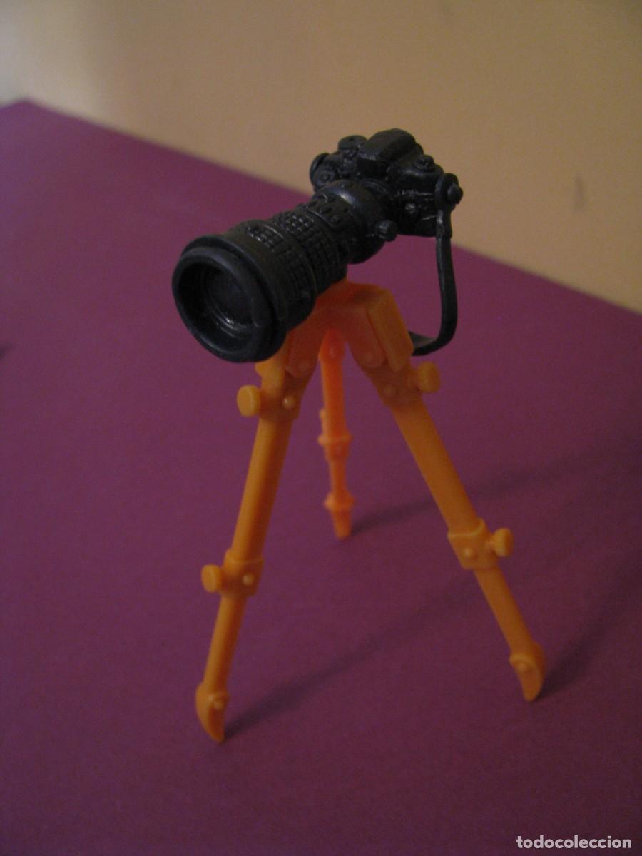 Figuras de acci&oacute;n: PIEZA, CAMARA DE FOTO CON EL TRIPODE DE ALGUN PERSONAJE DE ACCION. 10 CM DE ALTURA