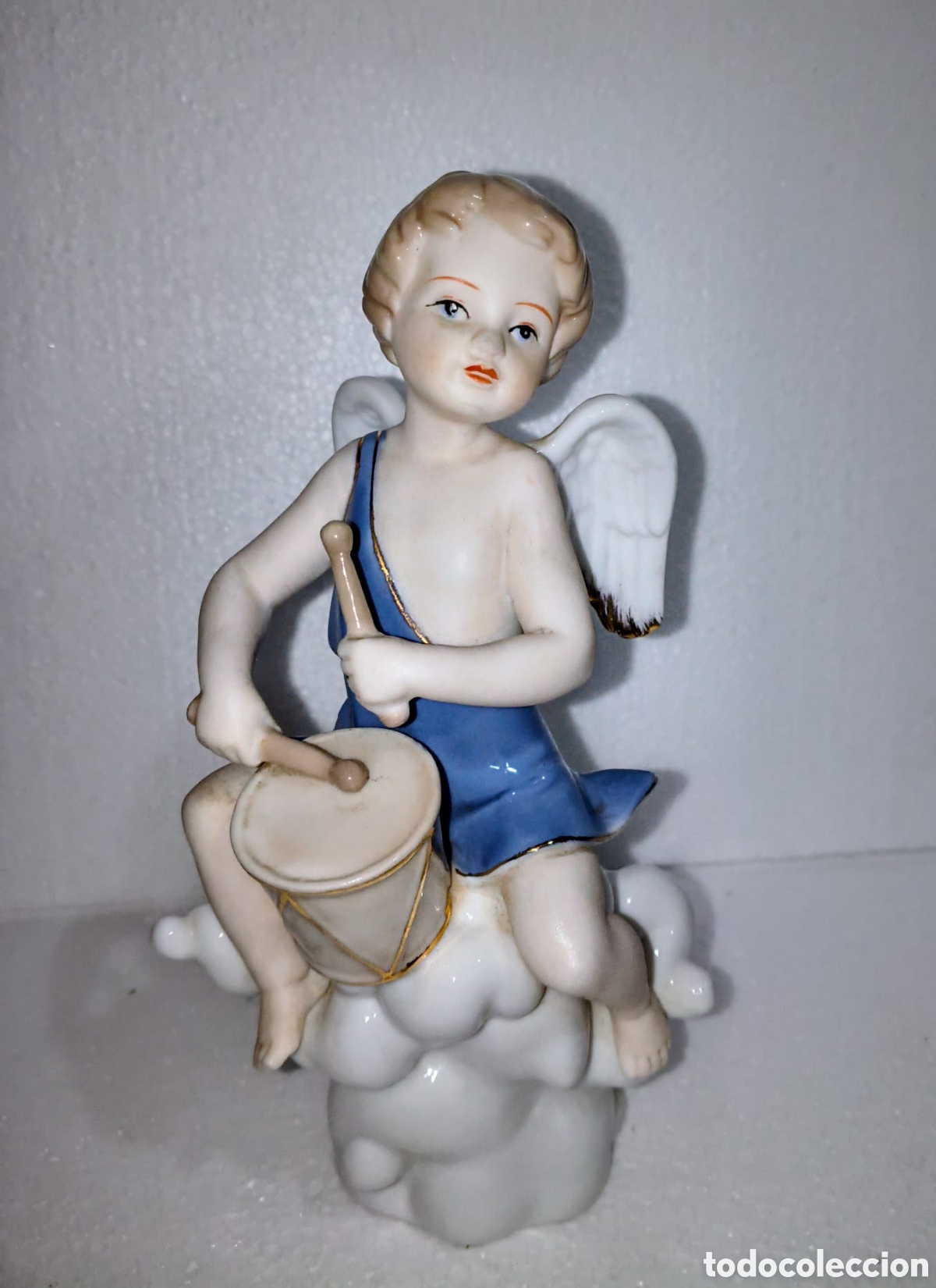 Figuras de acci&oacute;n: Figura de angelito m&uacute;sico tocando el tambor