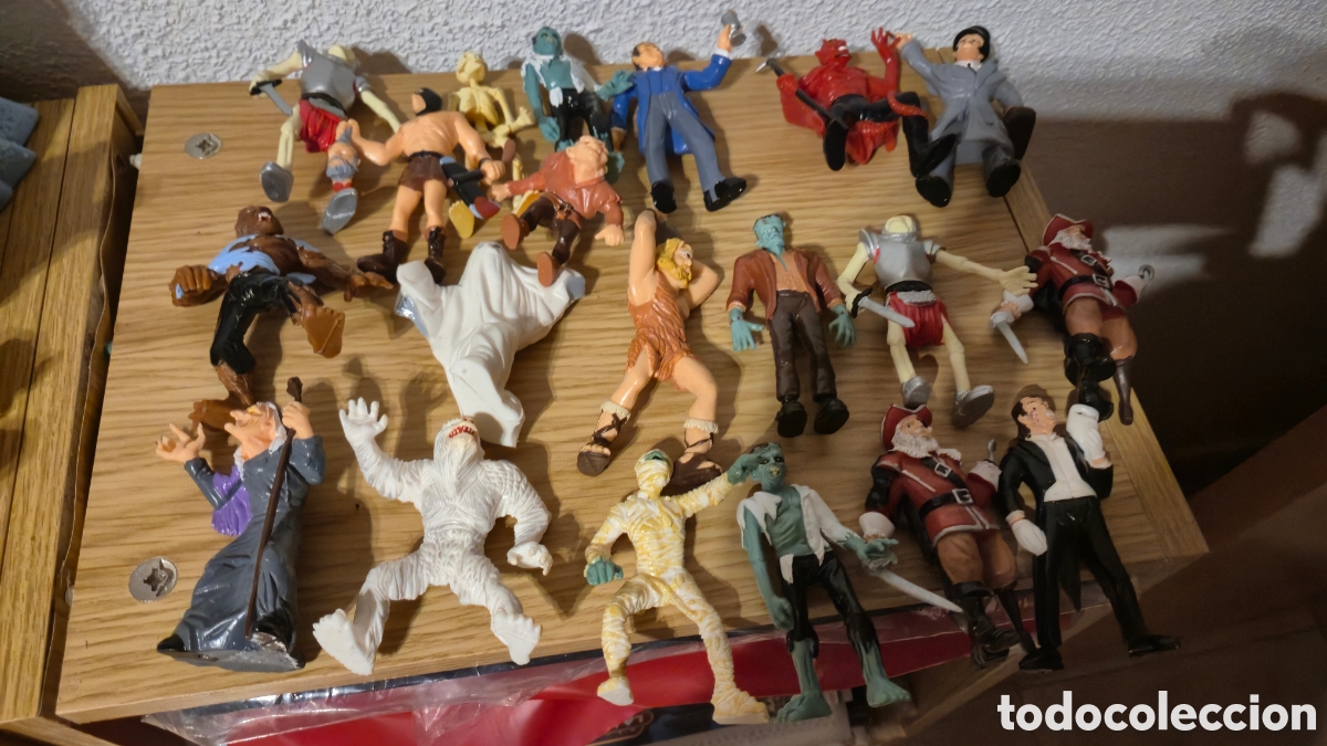 Figuras de acci&oacute;n: Antigua caja de figuras con 20 Super Monstruos