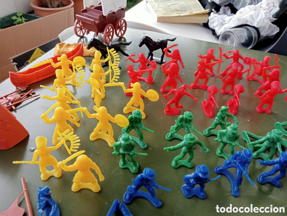 Figuras de acci&oacute;n: Figuras de indios y vaqueros