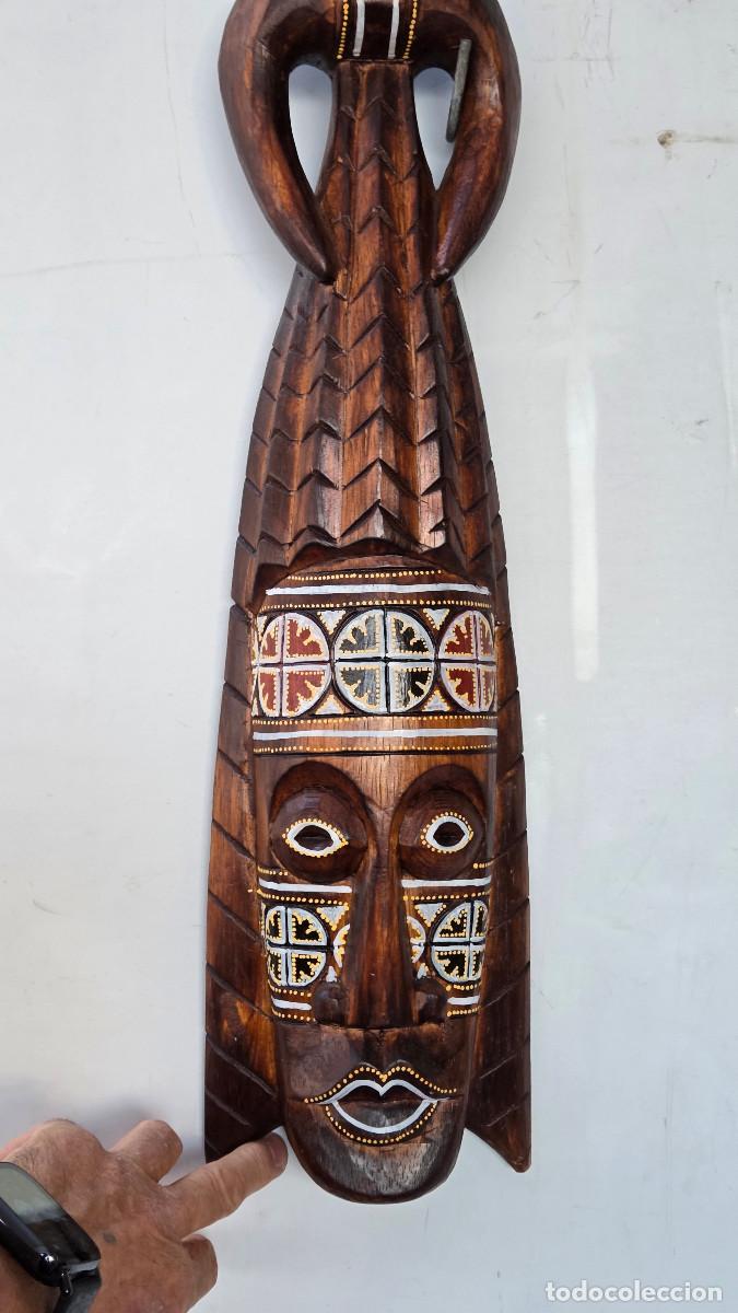 Figuras de acci&oacute;n: mascara africana de madera noble