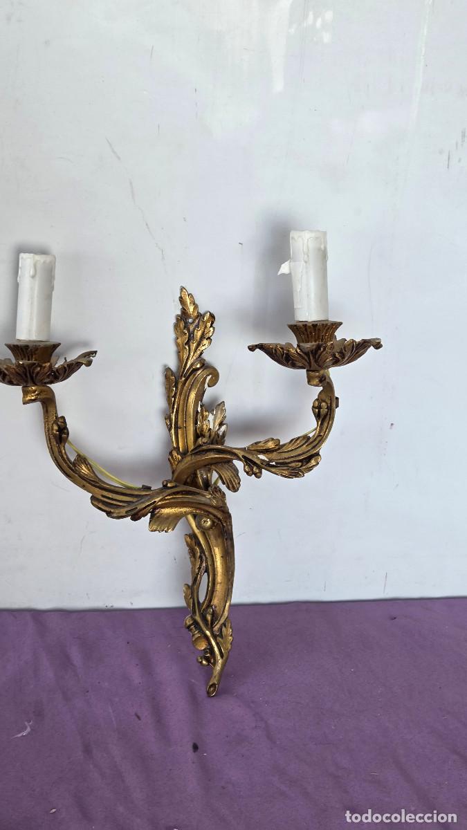 Figuras de acci&oacute;n: aplique de metal dorado