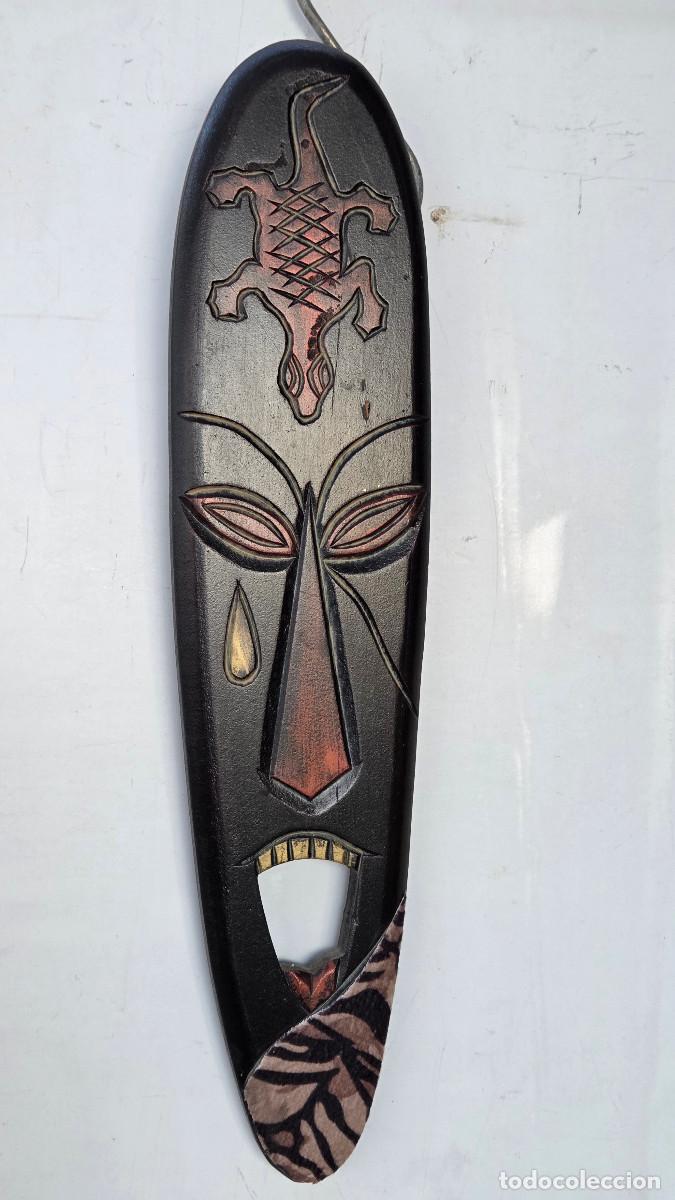 Figuras de acci&oacute;n: mascara africana de madera noble