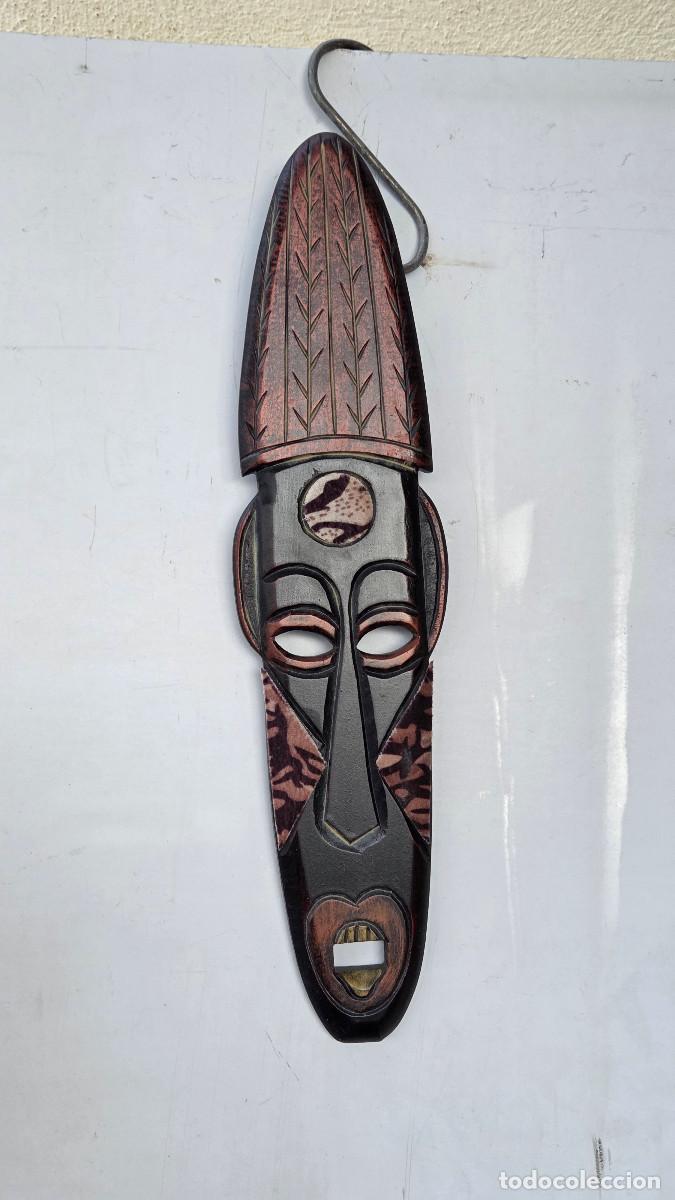 Figuras de acci&oacute;n: mascara africana de madera noble